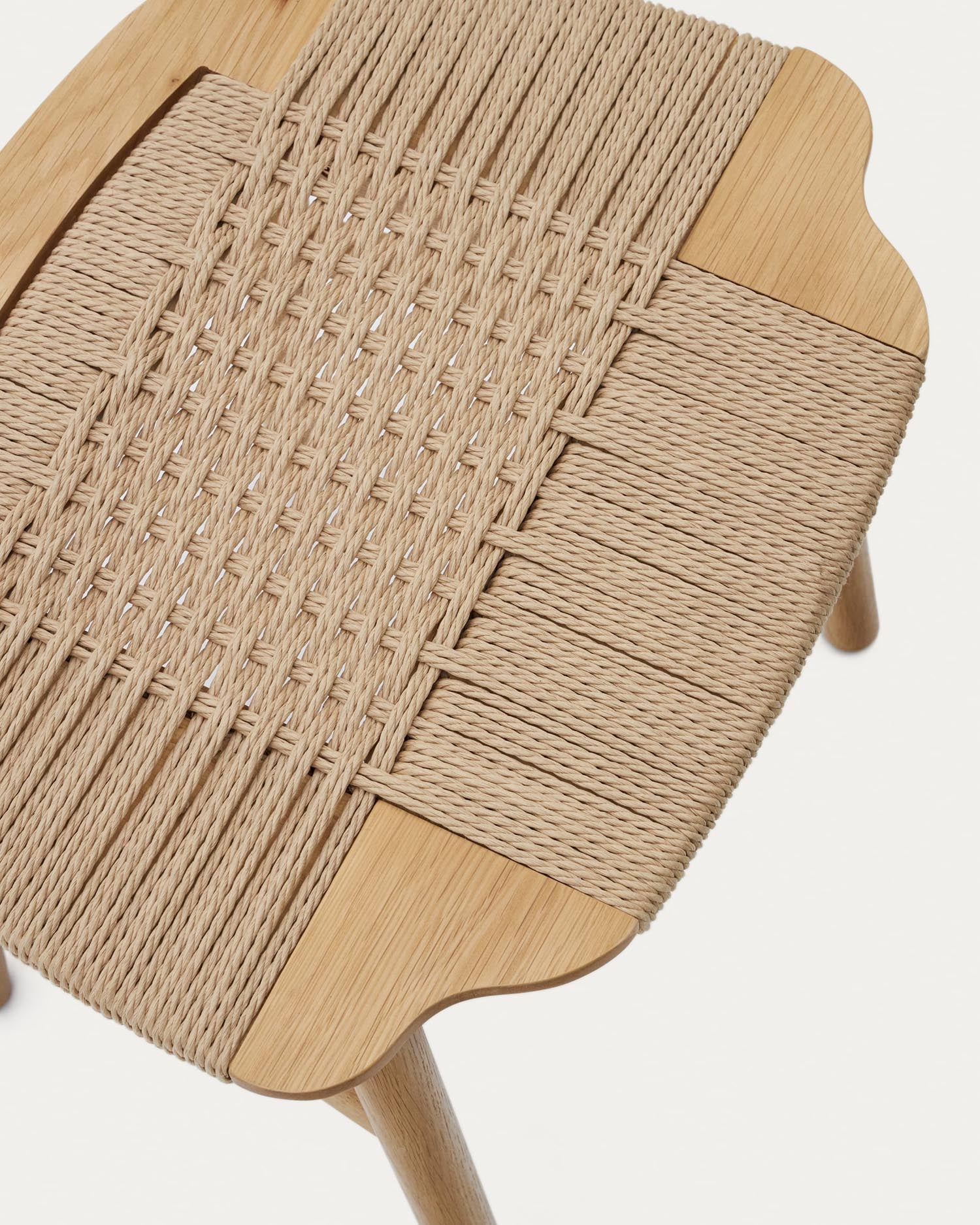 Stilvoller Enit Hocker in Beige, gefertigt aus robustem Papierseil und massivem Eichenholz, 43 cm hoch, ideal für jedes Zuhause.