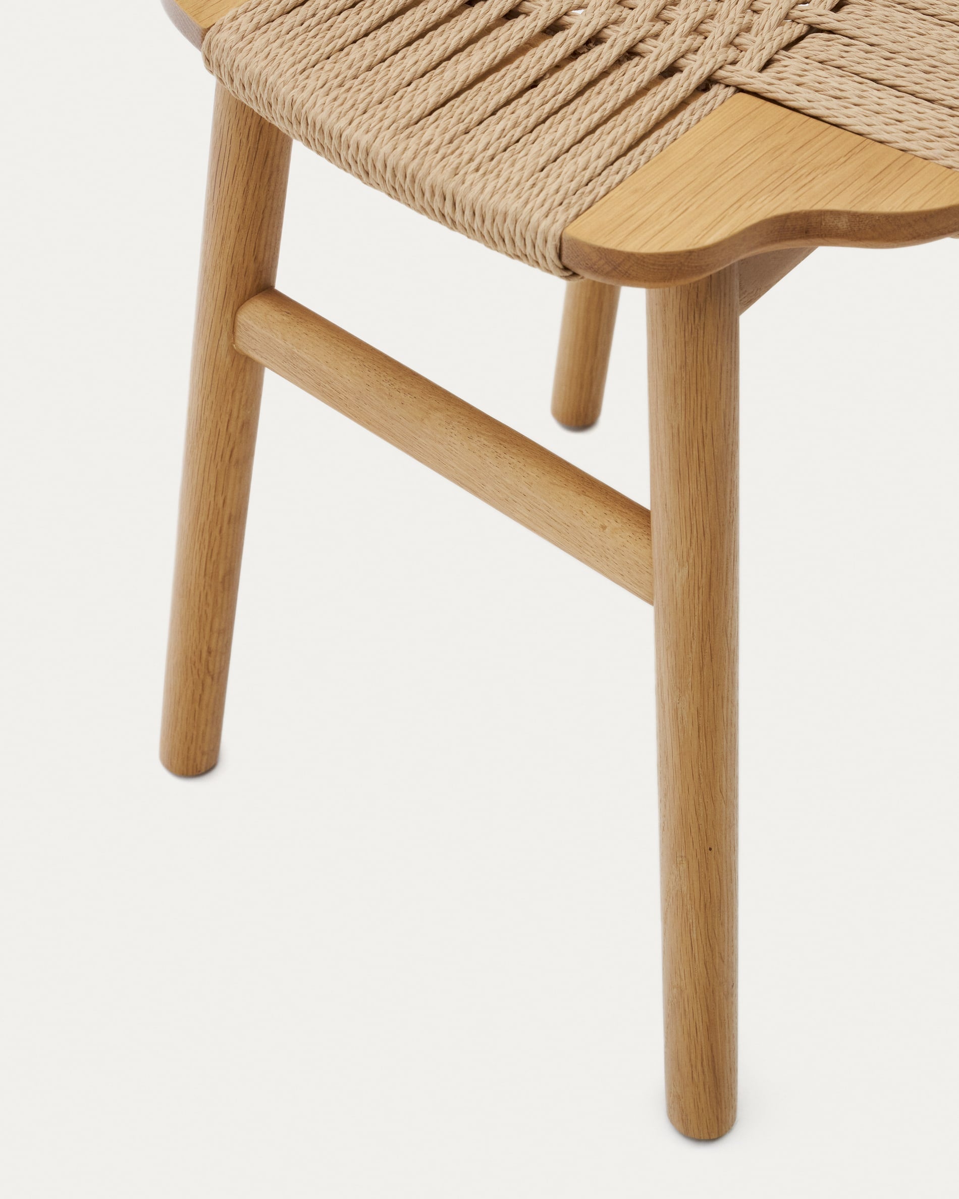 Stilvoller Enit Hocker in Beige, gefertigt aus robustem Eichenholz und handgeflochtenem Papierseil, 43 cm hoch – ideal für jedes Zuhause.