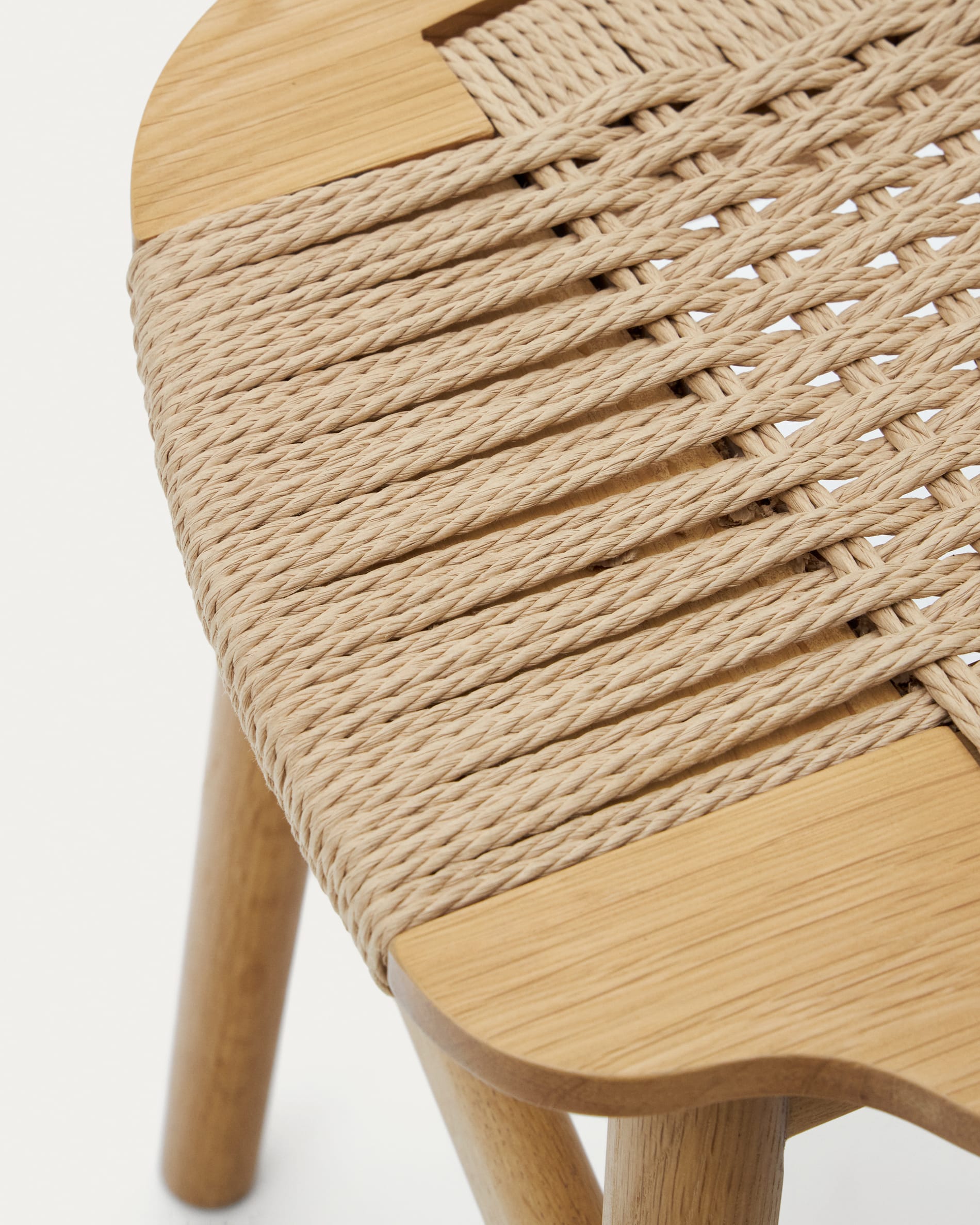 Eleganter Enit Hocker in Beige, aus massivem Eichenholz und hochwertigem Papierseil, 43 cm hoch – vielseitig und nachhaltig für Ihr Zuhause.