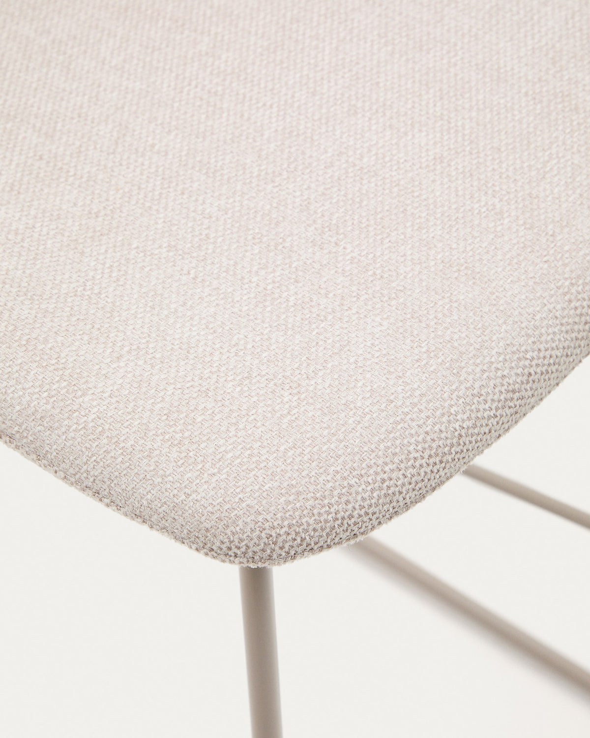 Zahara Hocker beige und Stahl mit beigem Finish 65 cm FSC 100% in Beige präsentiert im Onlineshop von KAQTU Design AG. Barstuhl ist von Kave Home