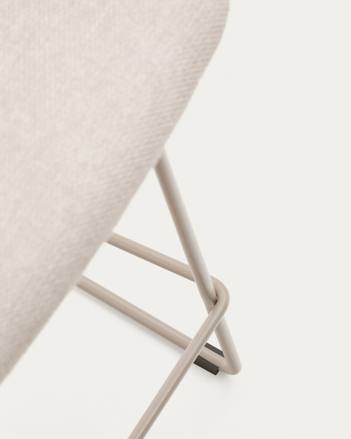 Zahara Hocker beige und Stahl mit beigem Finish 65 cm FSC 100% in Beige präsentiert im Onlineshop von KAQTU Design AG. Barstuhl ist von Kave Home