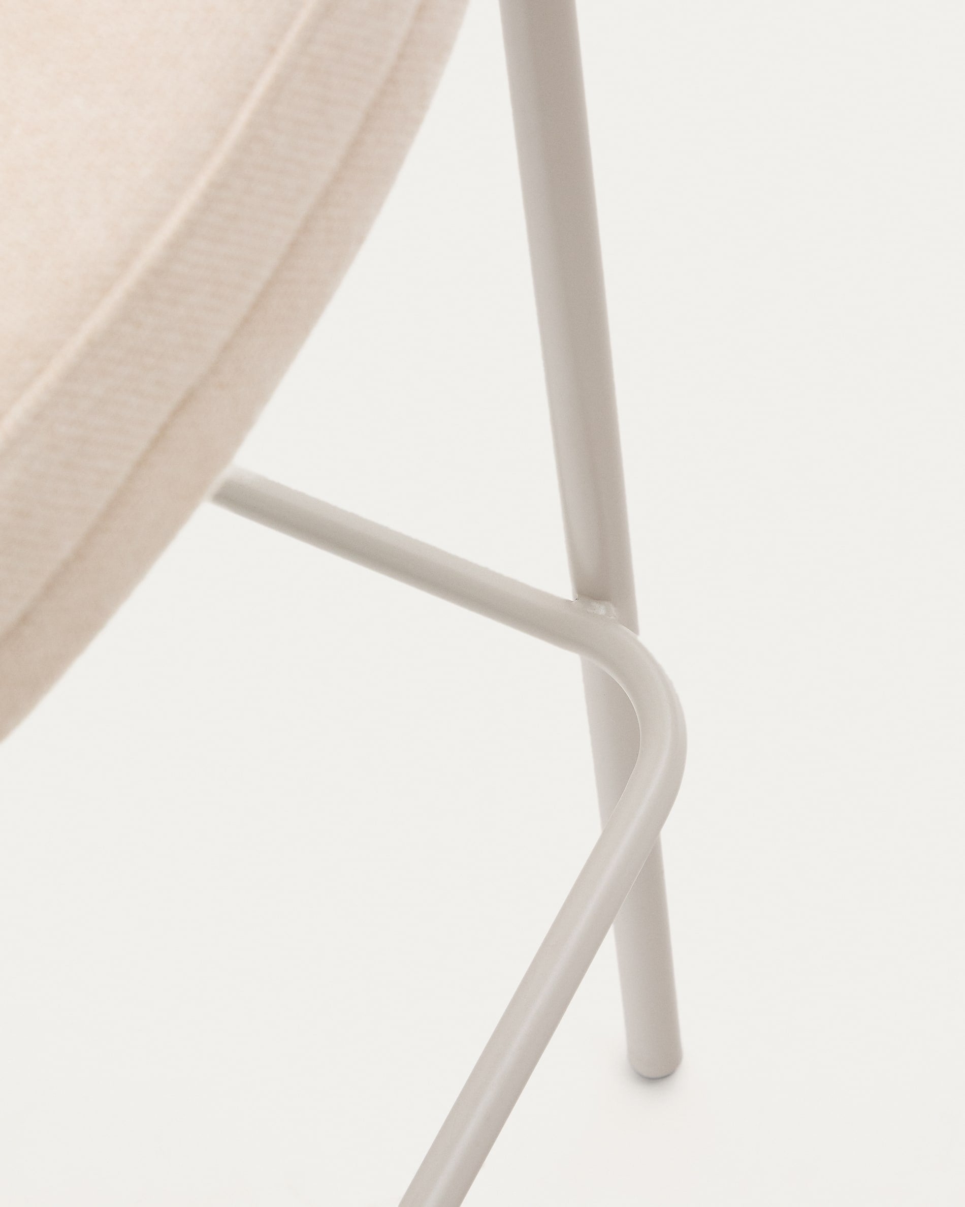 Eleganter Hocker Eamy, 77 cm hoch, mit beigem Chenille, natürlichem Eschenfurnier und Metall, perfekt für moderne Wohnräume.