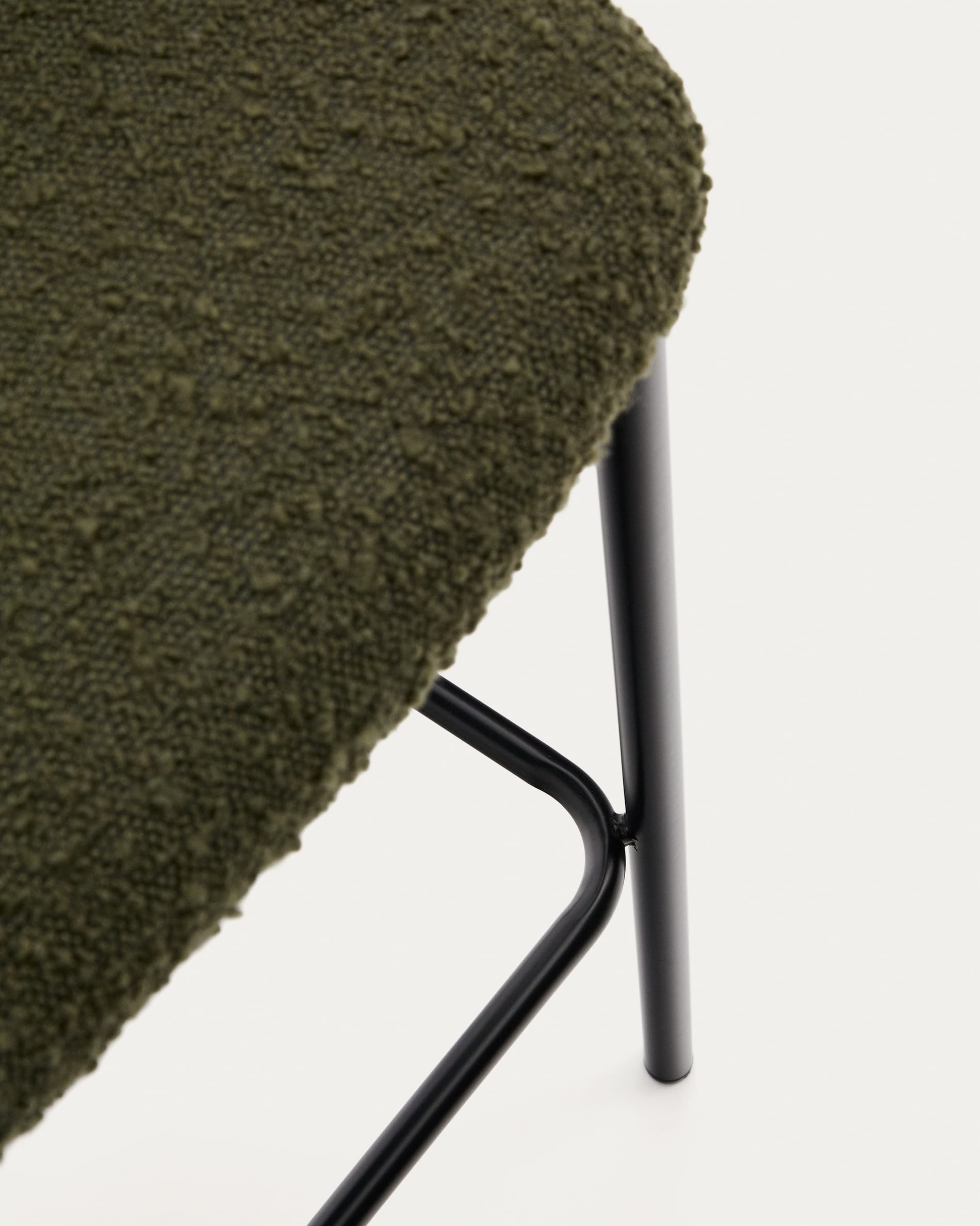 Stilvoller Hocker Ciselia aus grünem Schaffell und robustem schwarzem Stahl, 75 cm hoch. Ideal für moderne und nachhaltige Wohnkonzepte.