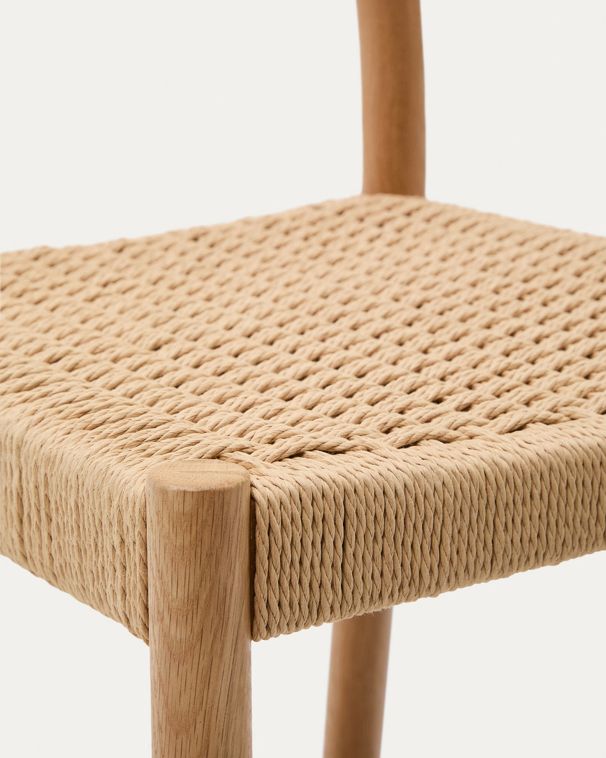 Yalia Barhocker mit Rückenlehne aus massivem Eichenholz mit naturfarbenem Finish und Sitzfläche aus Seil, 65 cm, FSC Mix Credit in Braun präsentiert im Onlineshop von KAQTU Design AG. Barstuhl ist von Kave Home