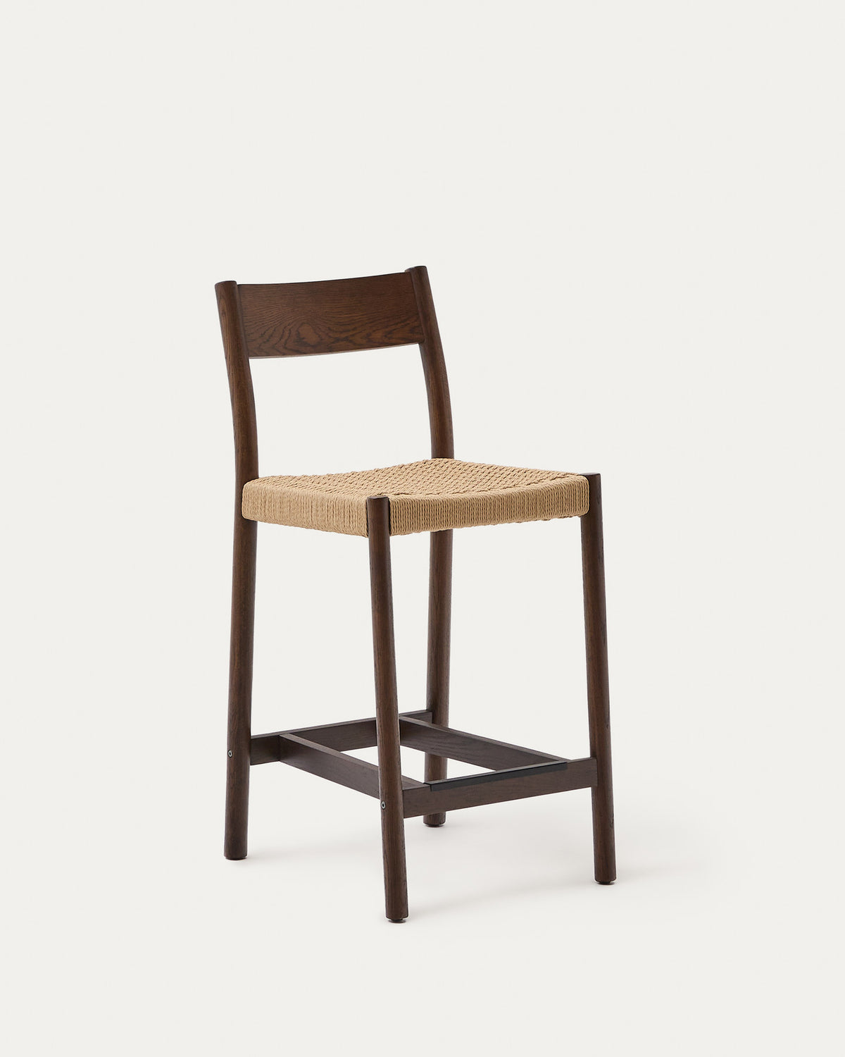 Yalia Barhocker mit Rückenlehne aus massivem Eichenholz mit Nussbaum-Finish und Sitzfläche aus Seil, 65 cm, FSC Mix Credit in Natur, Braun präsentiert im Onlineshop von KAQTU Design AG. Barhocker ist von Kave Home