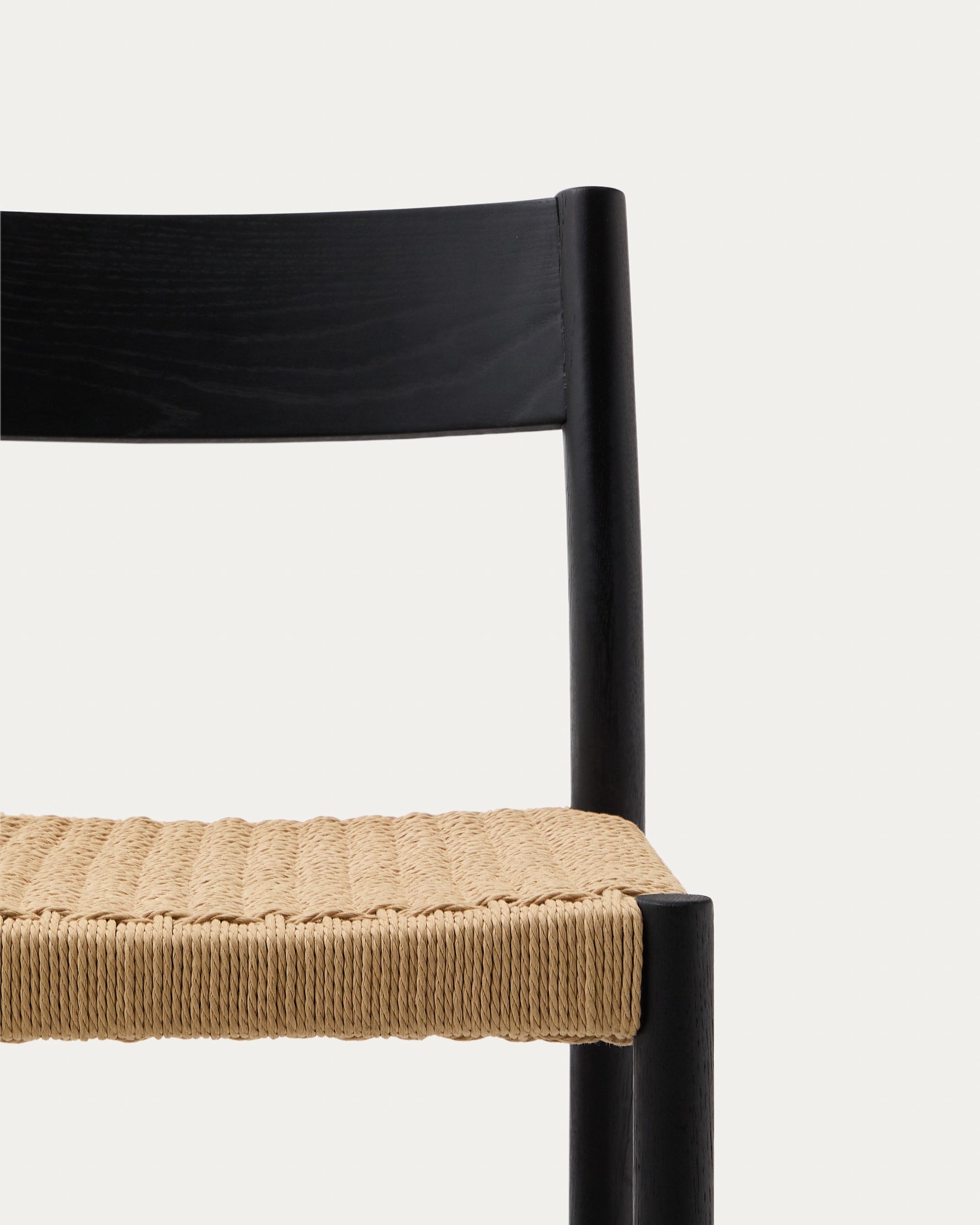 Entdecken Sie den Yalia Barhocker von Kave Home: elegantes Eichenholz, handgeflochtener Seilsitz und komfortable Rückenlehne für stilvolle Küchen.