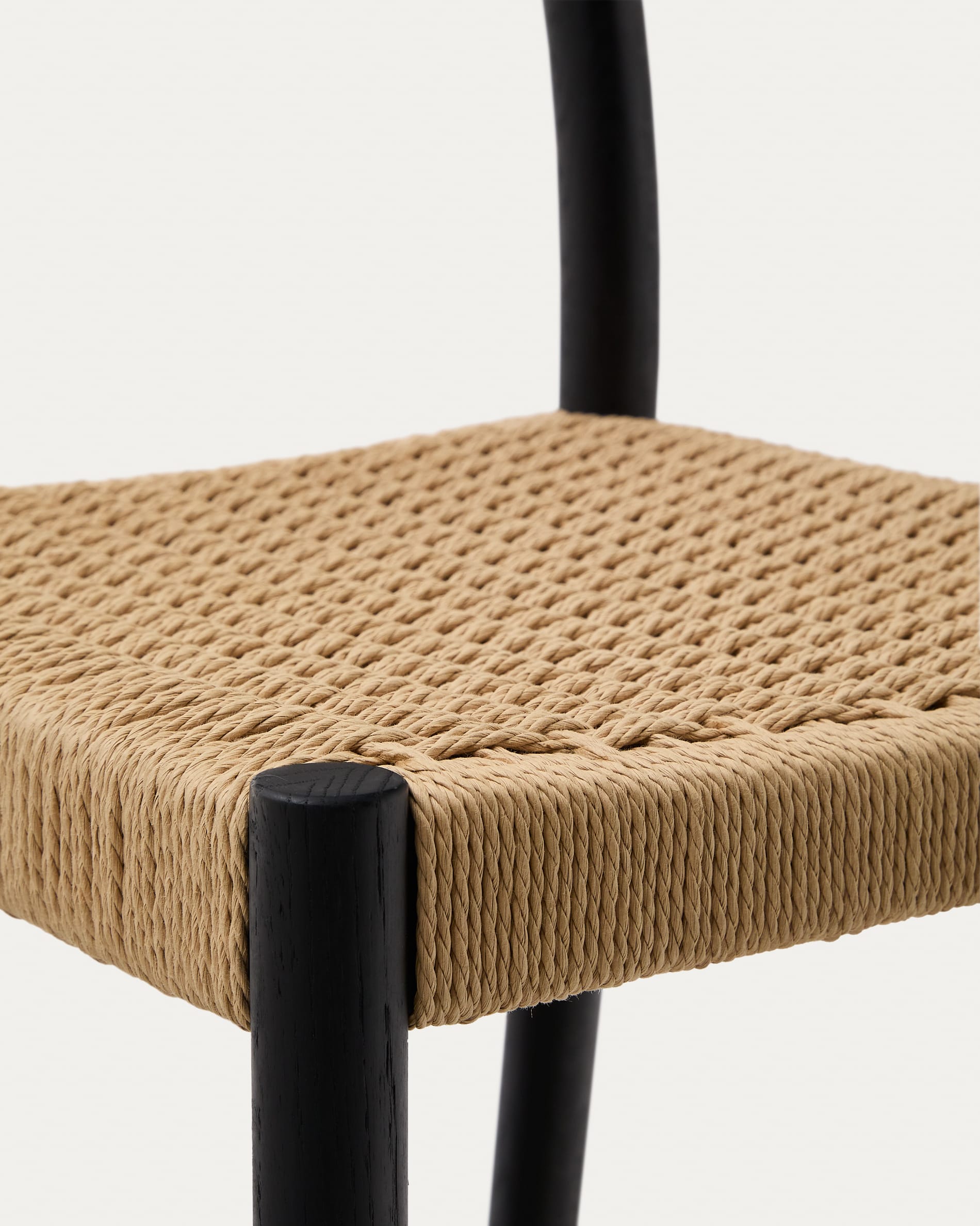 Erleben Sie den Yalia Barhocker von Kave Home: massives Eichenholz, modernes schwarzes Finish und bequeme Rückenlehne für Ihr Zuhause.