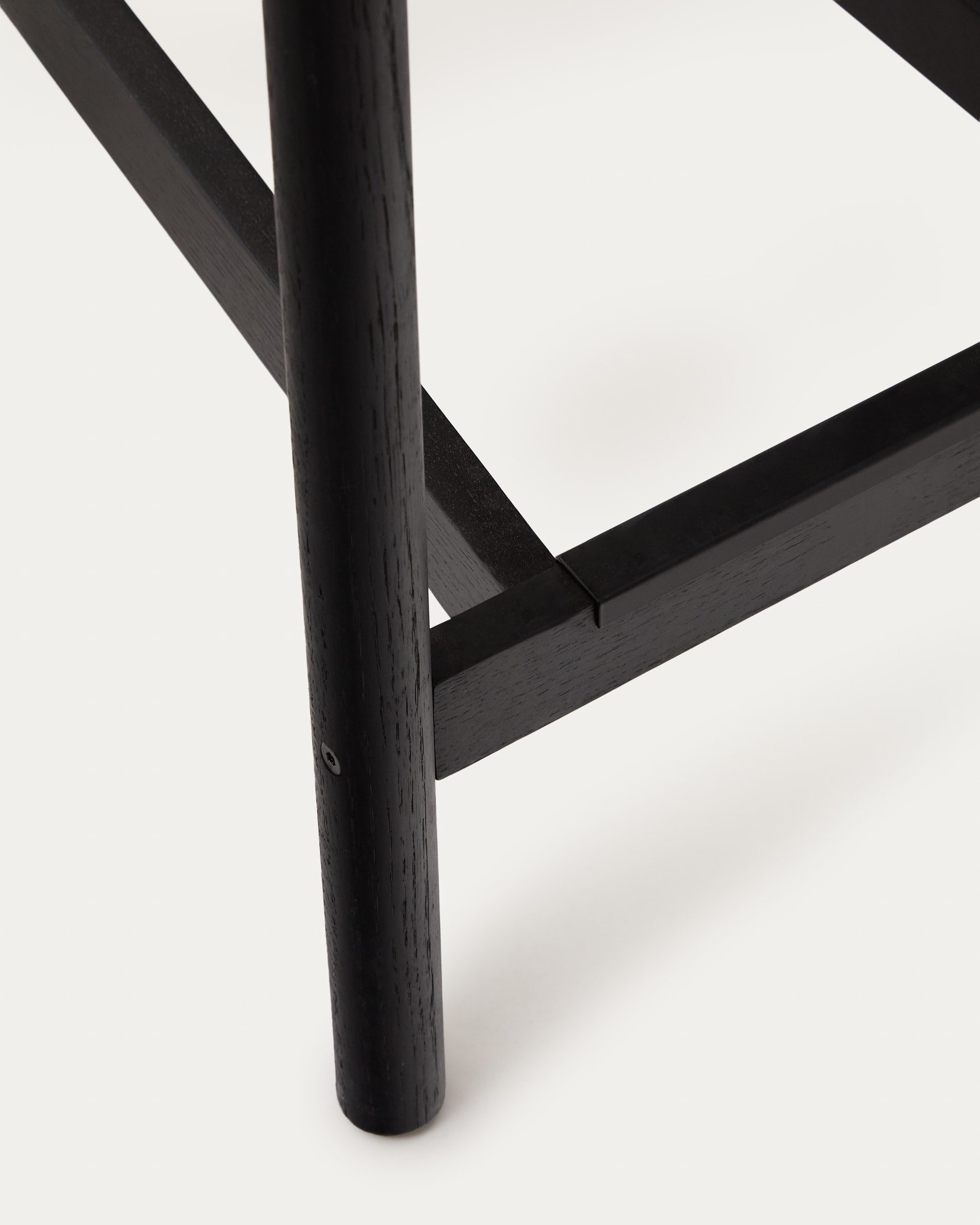 Entdecken Sie den Yalia Barhocker von Kave Home: elegantes Eichenholz, stilvolles schwarzes Finish und handgeflochtene Sitzfläche für höchsten Komfort.