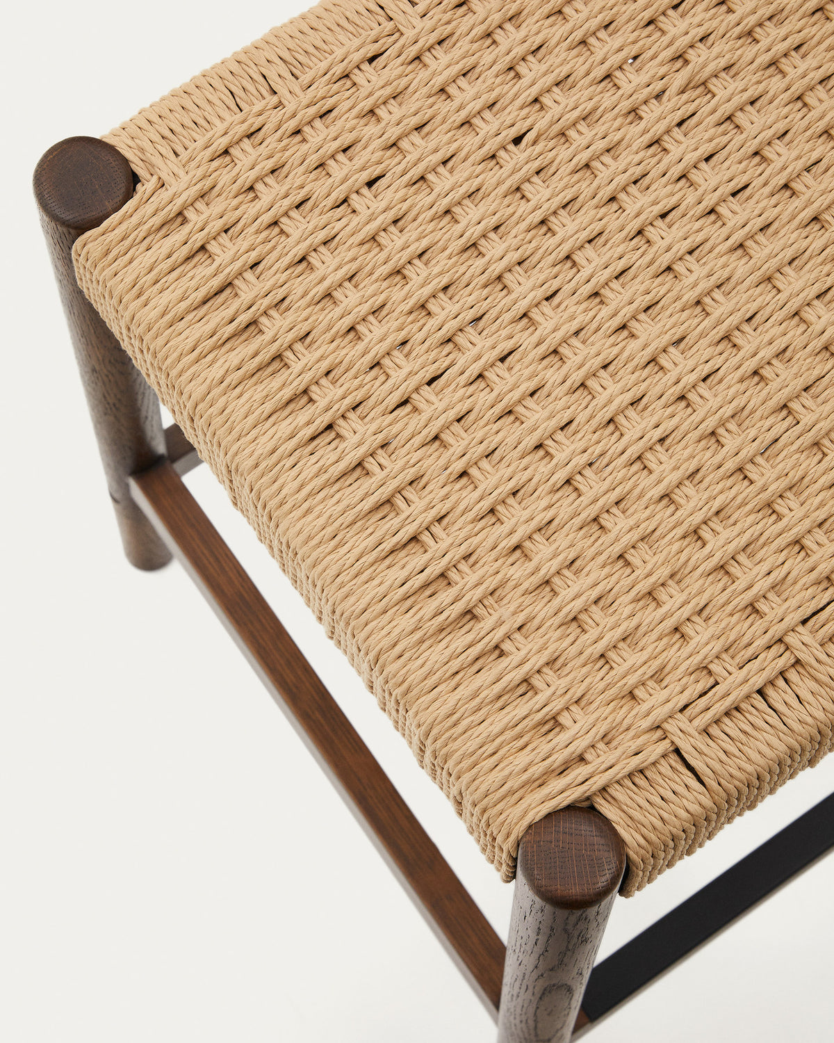 Yalia Hocker aus massivem Eichenholz mit Nussbaum-Finish und Sitzfläche aus Seil, Höhe 65 cm, FSC Mix Credit in Natur, Braun präsentiert im Onlineshop von KAQTU Design AG. Barhocker ist von Kave Home