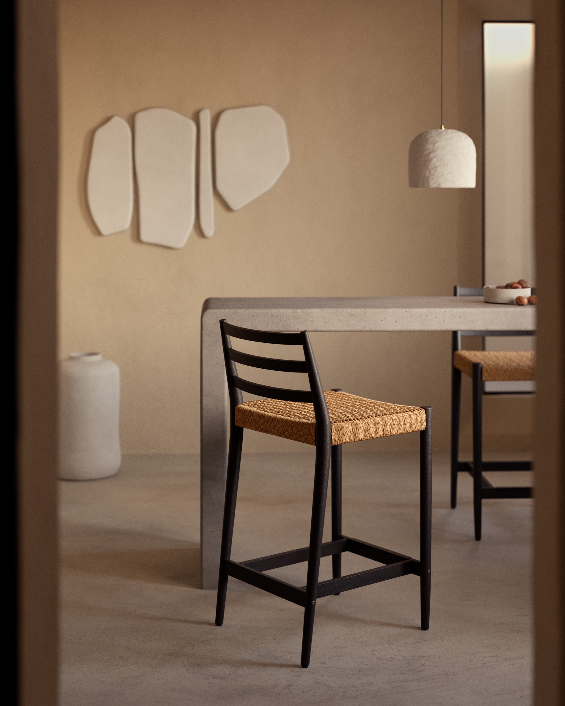 Stilvoller Barhocker aus FSC-zertifiziertem Eichenholz mit schwarzer Oberfläche und Seilsitz, 70 cm hoch, von Kave Home.