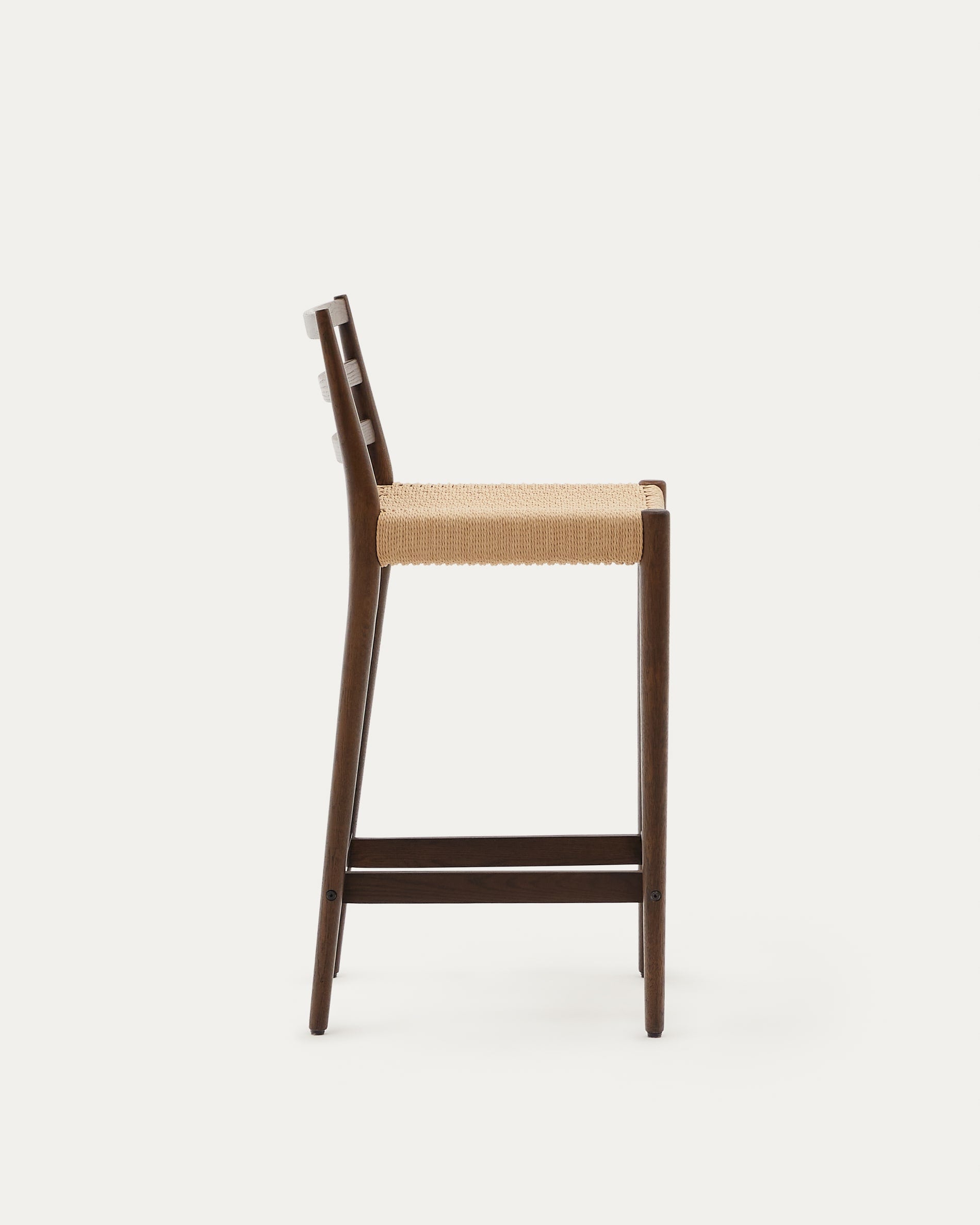 Eleganter Barhocker aus massivem Eichenholz mit Nussbaum-Finish, Seilsitzfläche und 70 cm Höhe, FSC-zertifiziert von Kave Home.