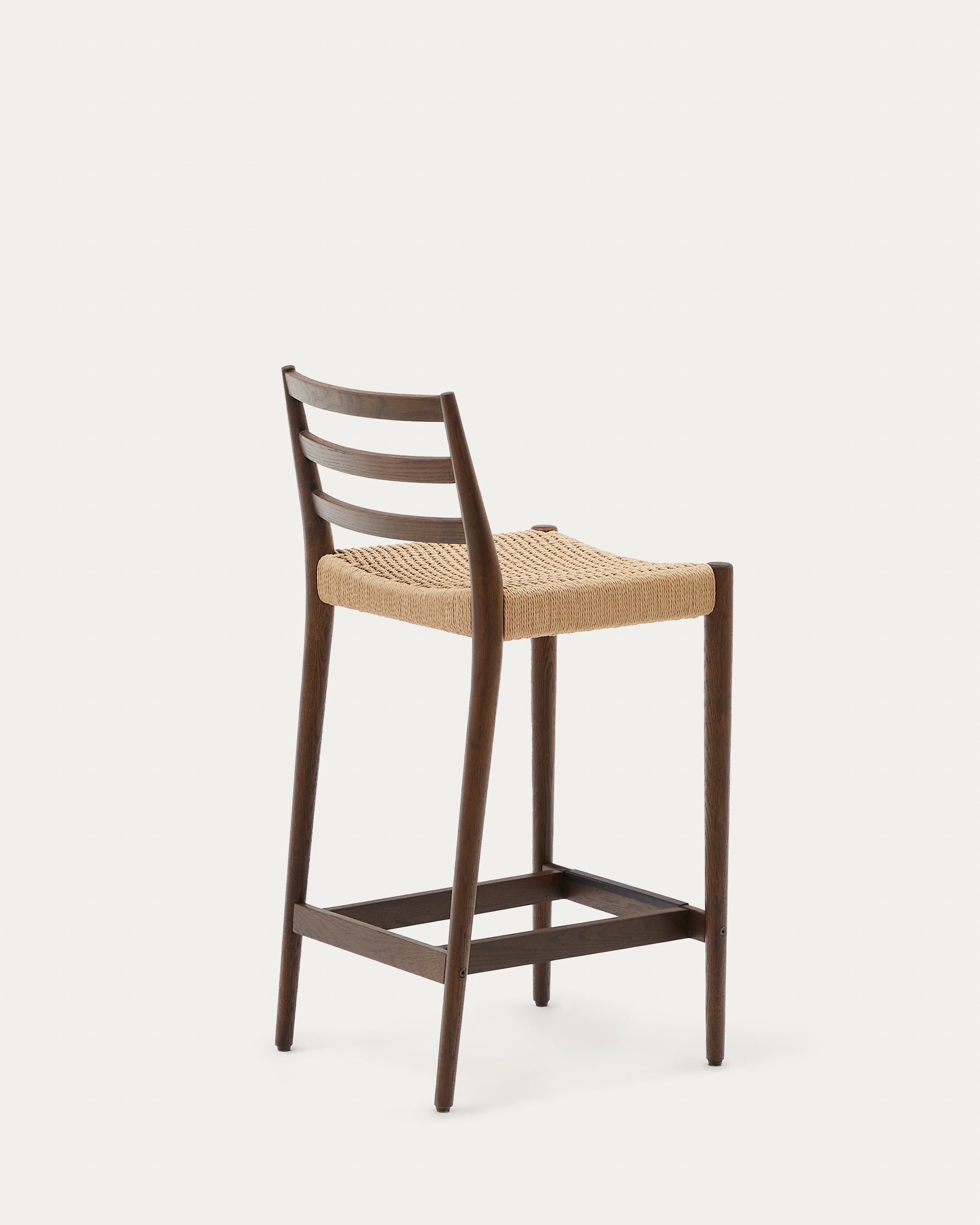 Stilvoller Barhocker aus Eichenholz mit Nussbaum-Finish, Seilsitz und 70 cm Höhe, FSC-zertifiziert, von Kave Home.