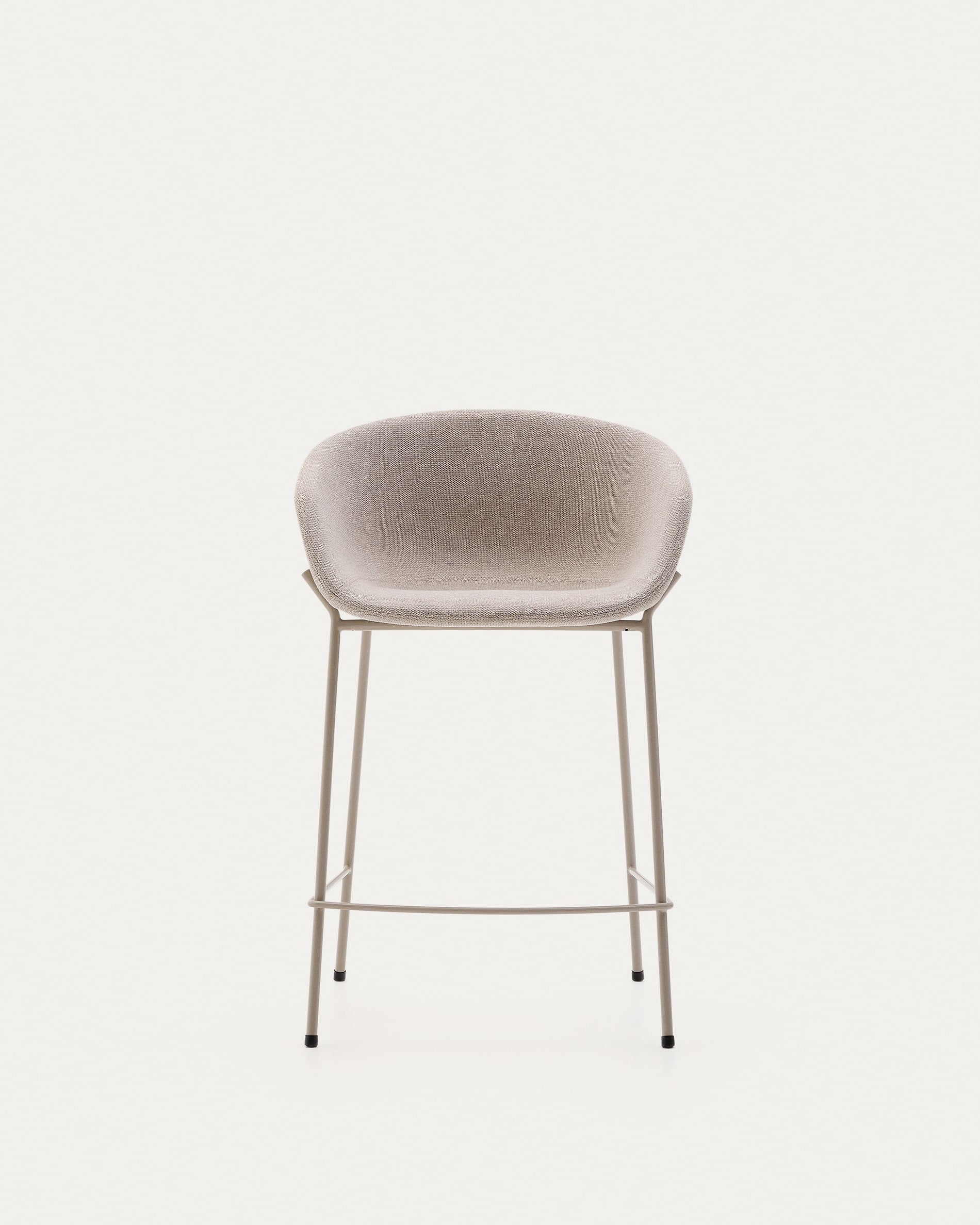 Moderner Hocker Yvette mit weicher Chenille-Polsterung in Beige und stabilen Stahlbeinen, Höhe 65 cm, von Kave Home.