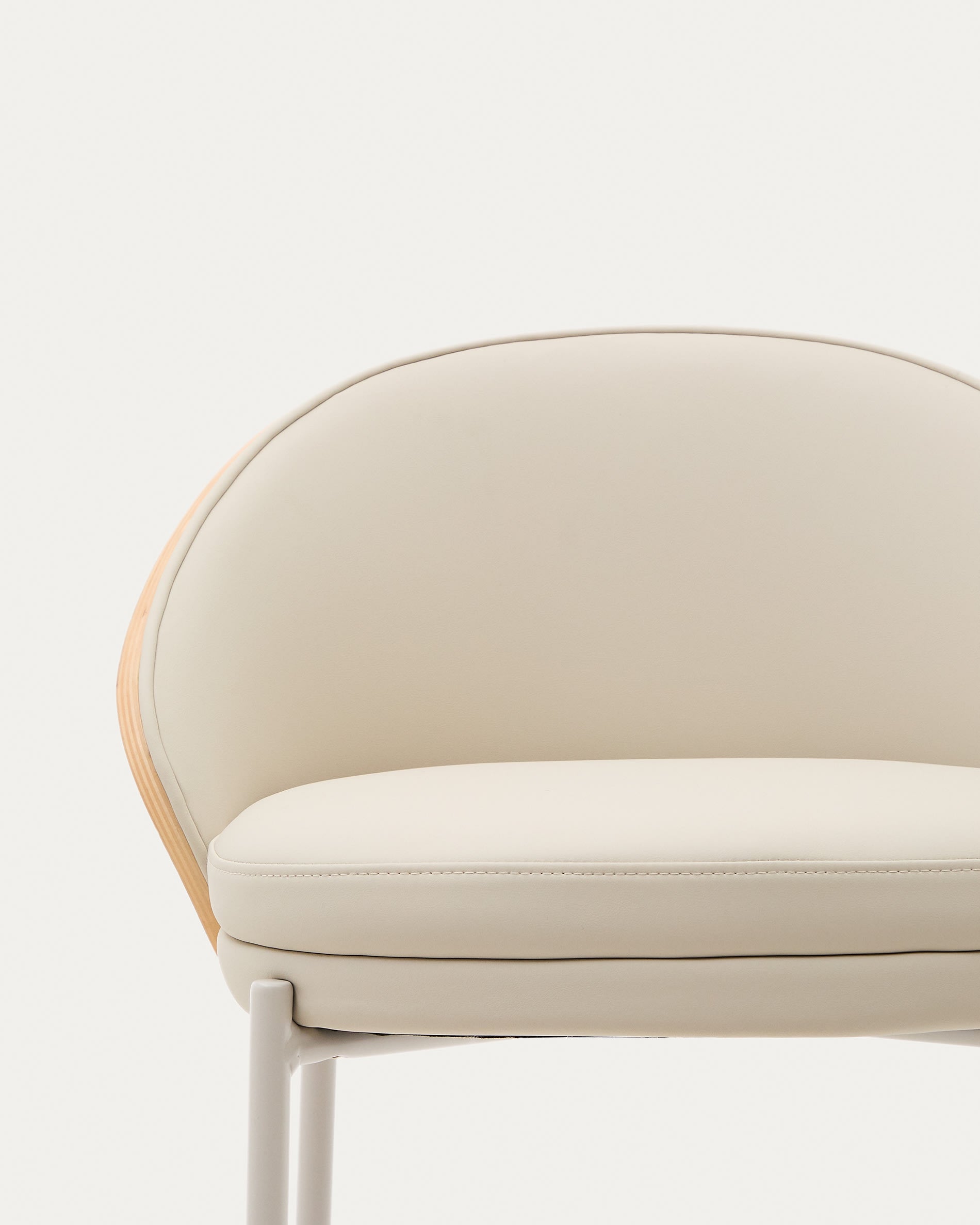 Moderner Eamy Hocker, 77 cm, aus beigem Kunstleder, naturfarbenem Eschenfurnier und stilvollen Metallakzenten – ideal für stilvolle Einrichtungen.