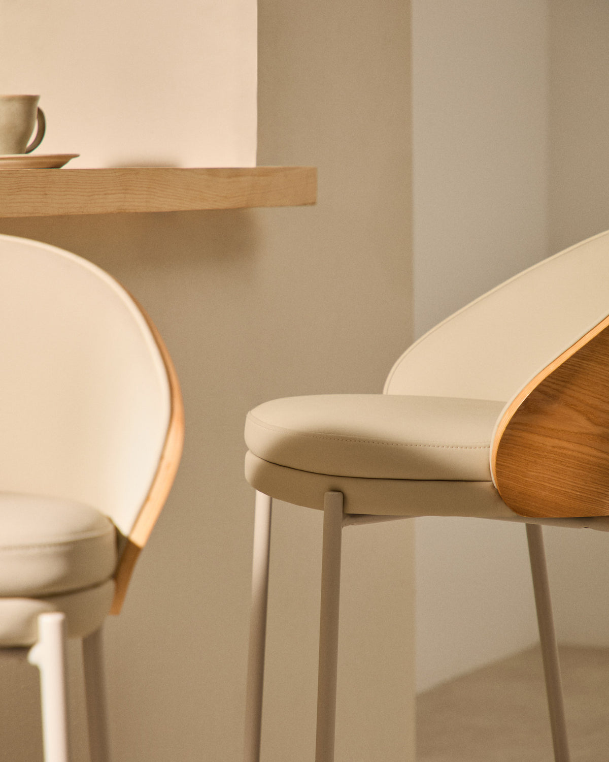 Eamy Hocker aus beigem Polyurethan, Eschenfurnier Natur-Finish und beigem Metall 77 cm in Beige, Weiss präsentiert im Onlineshop von KAQTU Design AG. Barstuhl ist von Kave Home