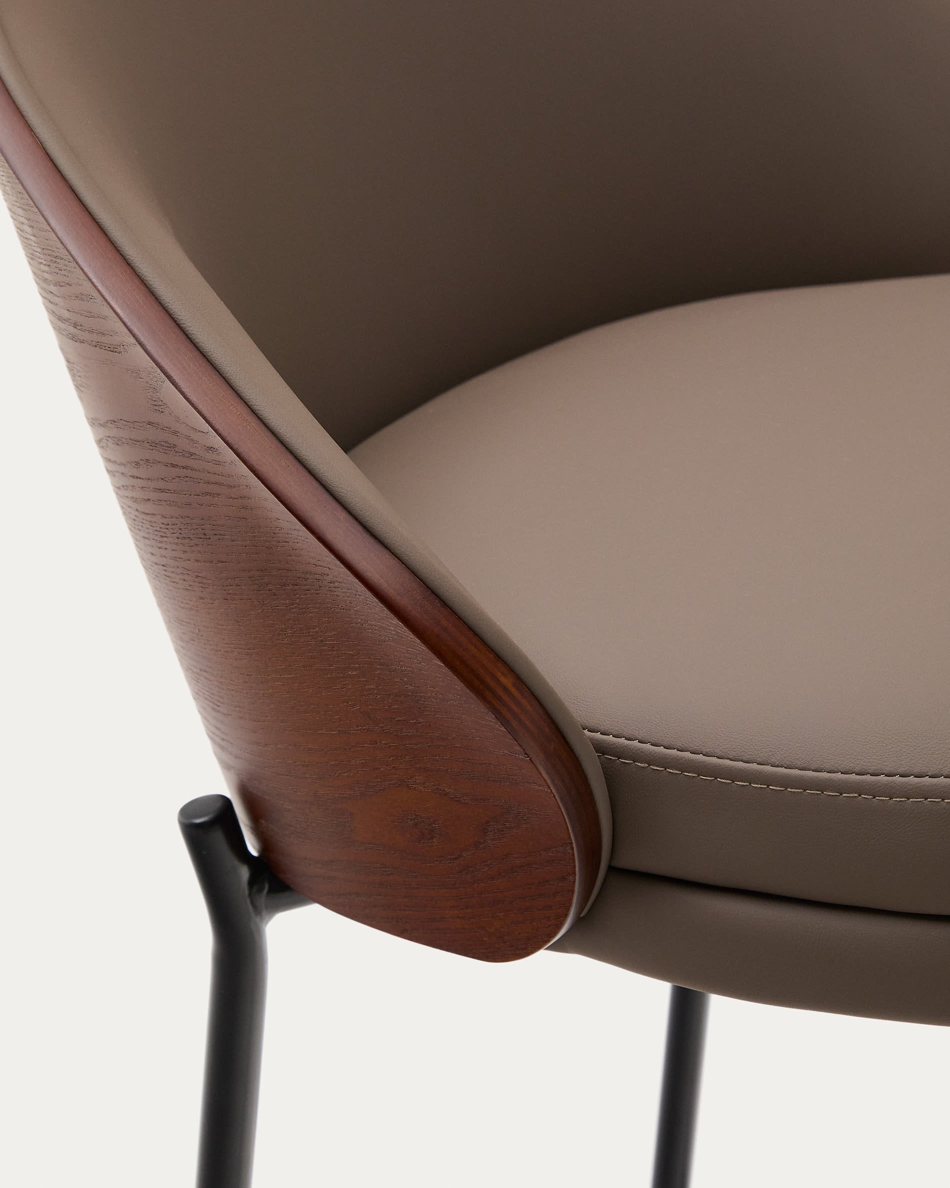 Moderner Eamy Hocker aus braunem Kunstleder und Eschenfurnier in Nussbaum-Finish, perfekt für stilvolle Sitzgelegenheiten an hohen Tischen.