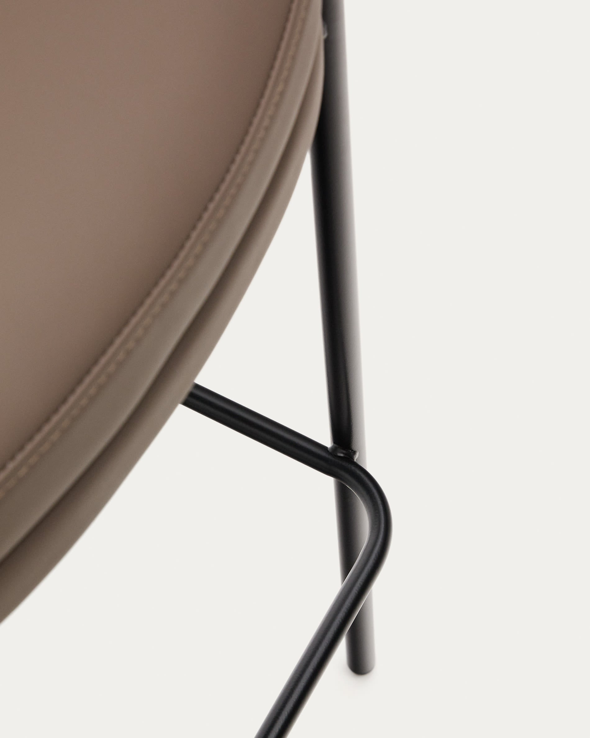 Eleganter Eamy Hocker in braunem Kunstleder und Nussbaum-Eschenfurnier, ideal für Bartheken und moderne Wohnräume.