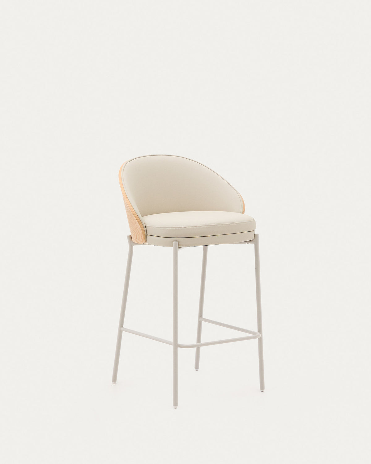 Eamy Hocker aus beigem Polyurethan, Eschenfurnier Natur-Finish und beigem Metall 65 cm in Beige, Weiss präsentiert im Onlineshop von KAQTU Design AG. Barstuhl ist von Kave Home