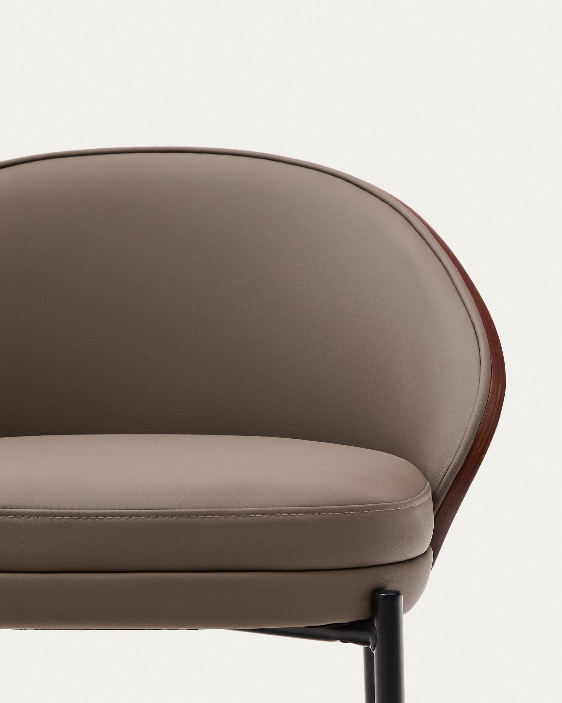 Moderner Eamy Hocker aus braunem Kunstleder, Nussbaum-Eschenfurnier und stabilen schwarzen Metallbeinen – ideal für stilvolle Wohnräume.