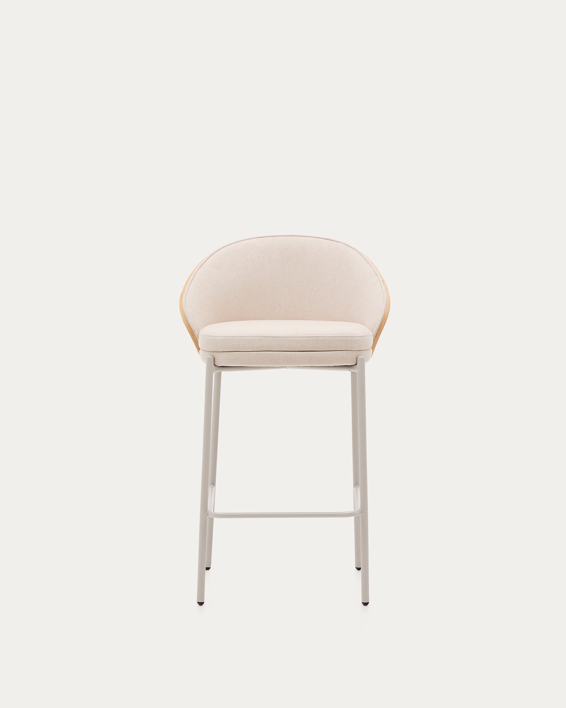 Eleganter Hocker Eamy, 65 cm hoch, mit Chenille-Polsterung, Eschenfurnier und Metallakzenten in Beige, von Kave Home.