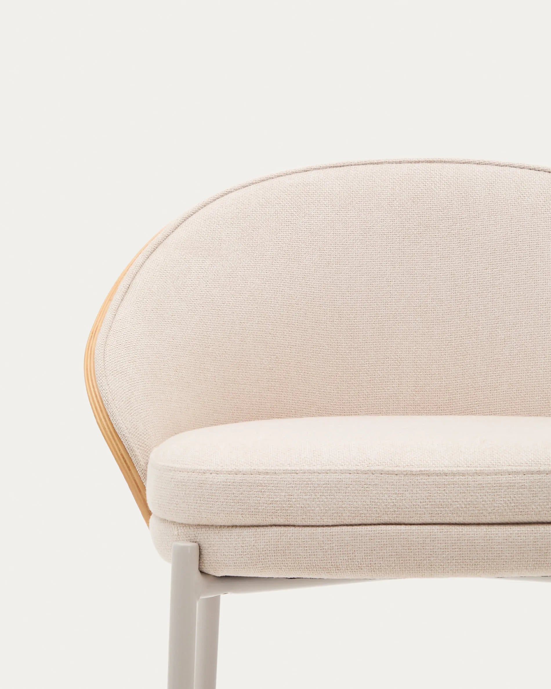 Moderner Hocker Eamy, 65 cm, mit beigem Chenille, Eschenfurnier in Natur und beigem Metall, ideal für stilvolle Einrichtungen.