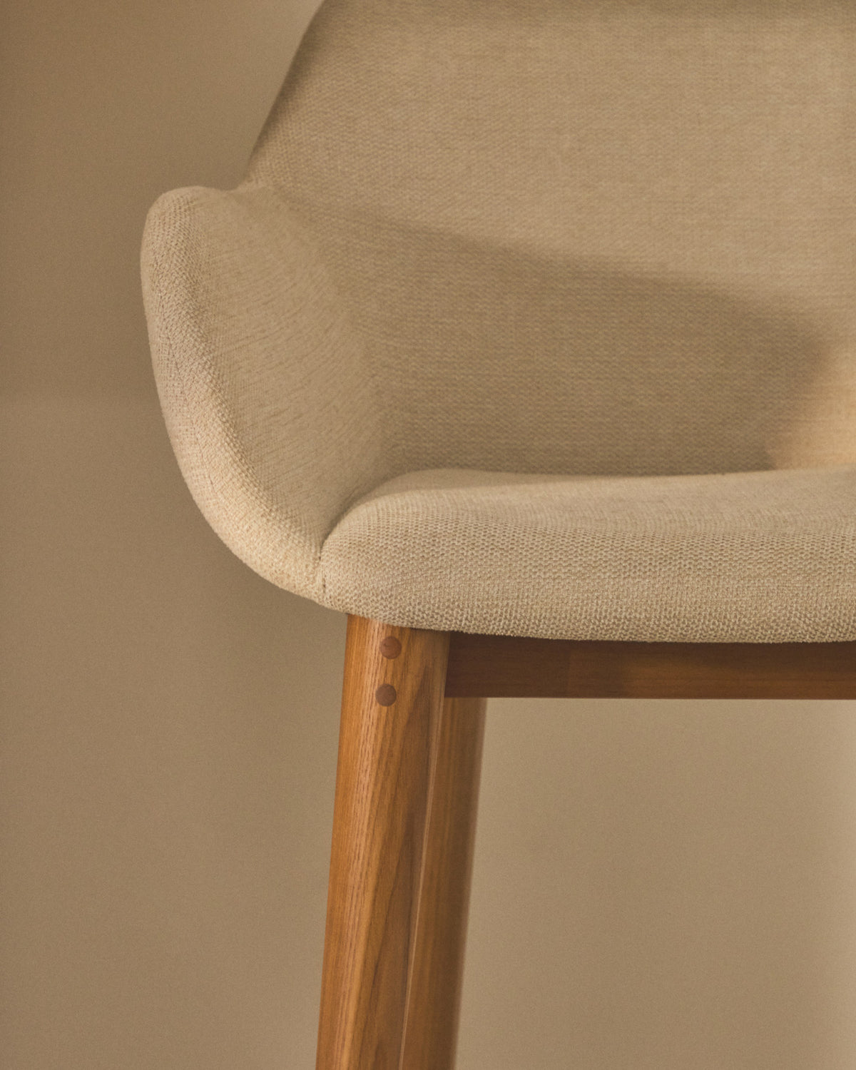 Beigefarbener Hocker Konna mit Beinen aus massivem Eschenholz, dunkles Finish 65 cm in Beige präsentiert im Onlineshop von KAQTU Design AG. Barstuhl ist von Kave Home