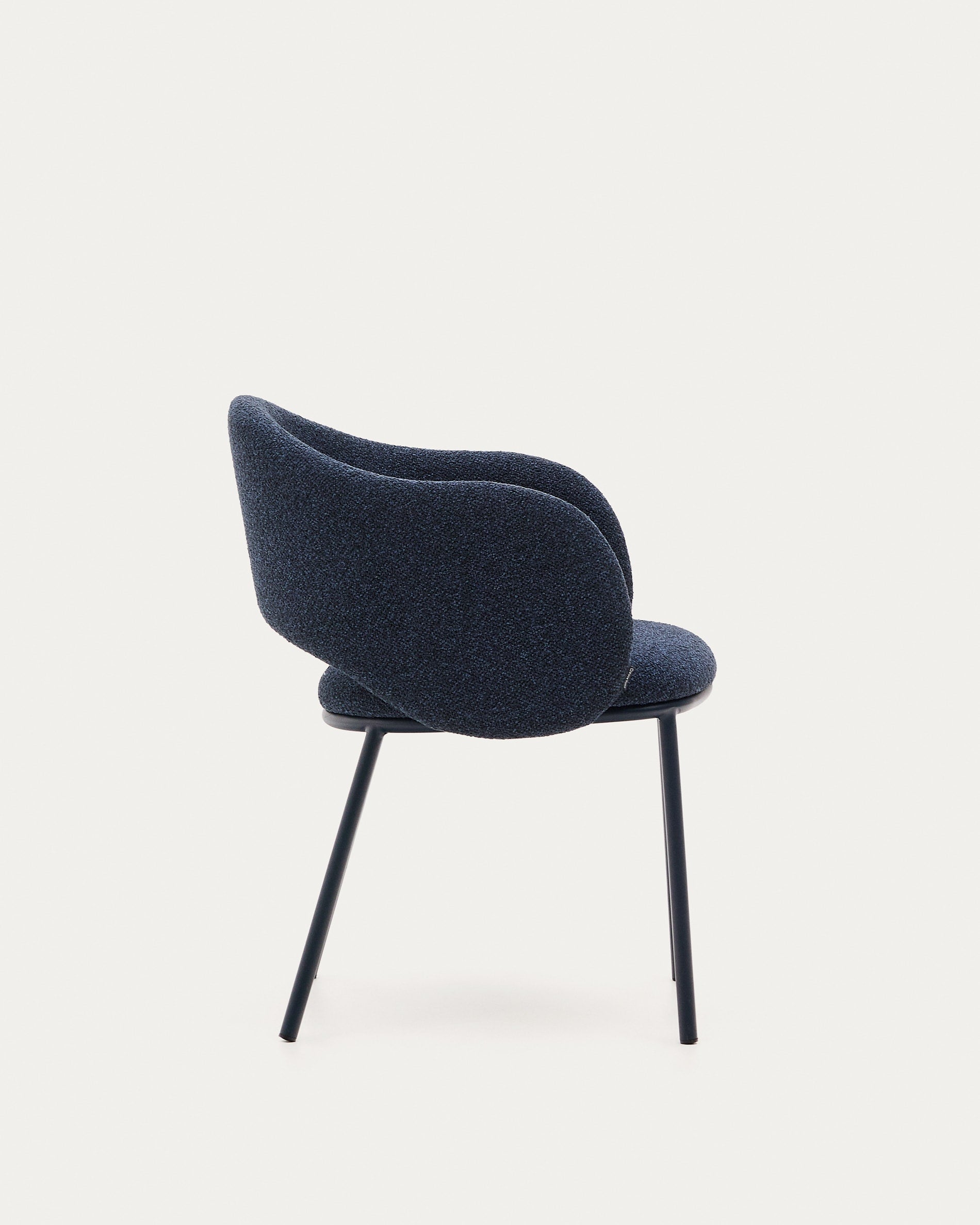 Moderner Maina Stuhl mit robustem blauem Chenillebezug und stilvollen Stahlbeinen, FSC-zertifiziert, perfekt für Ihr Zuhause.