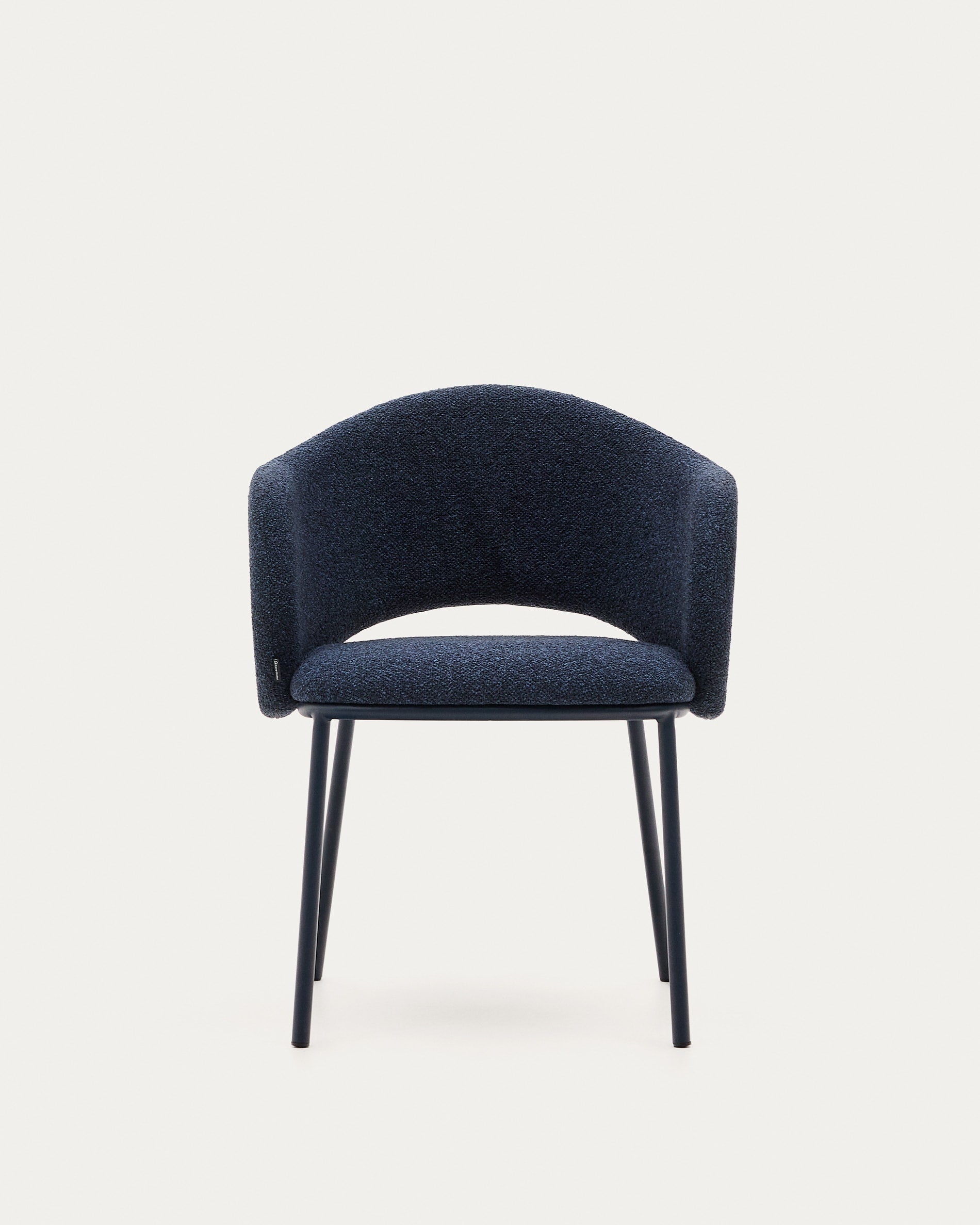 Moderner Maina Stuhl mit robustem blauem Chenillebezug und Stahlbeinen, FSC-zertifiziert, perfekt für stilvolle Räume.