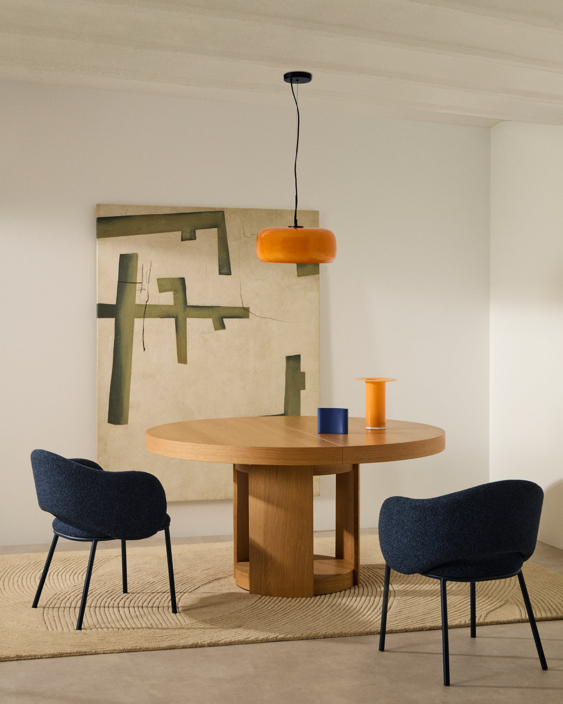 Moderner Maina Stuhl in festem blauem Chenille mit stabilen Stahlbeinen. Ideal für stilvolle und nachhaltige Einrichtungslösungen.