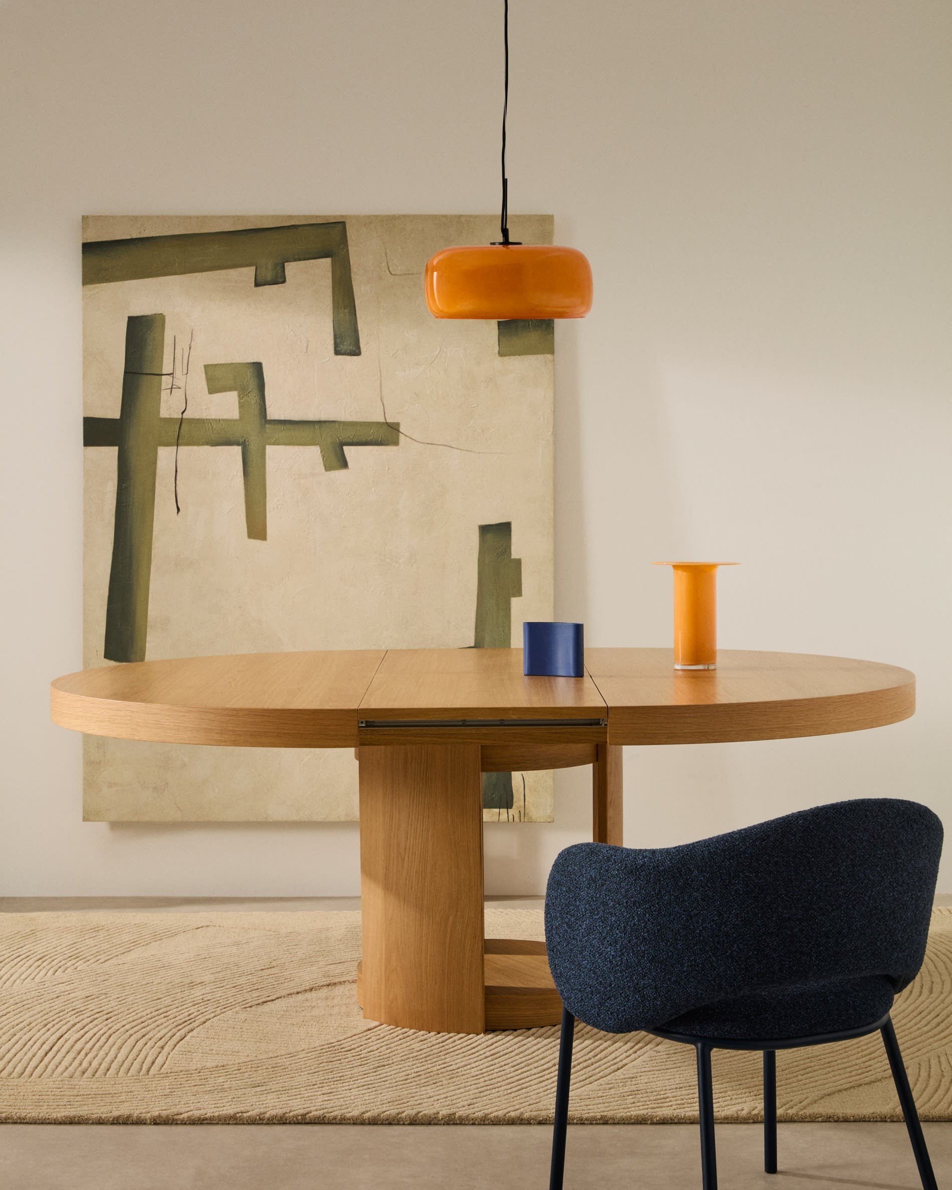 Moderner Maina Stuhl in festem blauem Chenille mit stabilen Stahlbeinen. Ideal für stilvolle und nachhaltige Einrichtungslösungen.