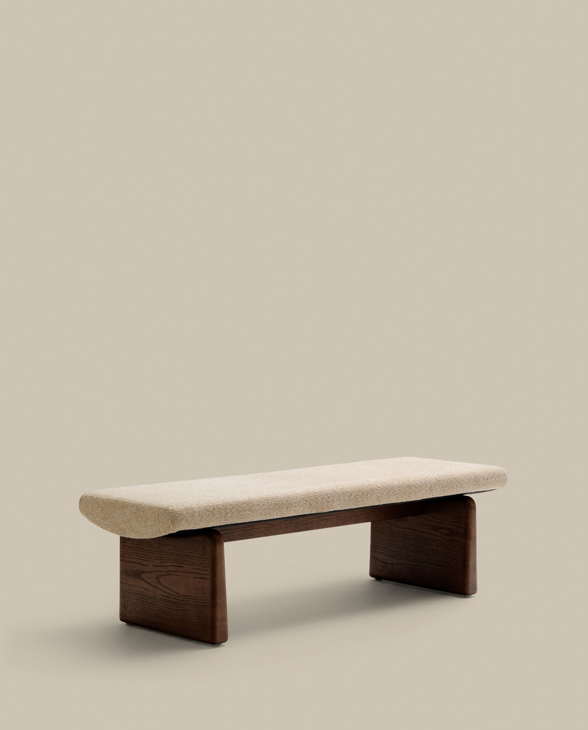 Polsterbank Topaz beiger Chenille und massives Eschenholz mit Walnuss-Finish 150cm FSC 100% in Beige präsentiert im Onlineshop von KAQTU Design AG. Sitzbank ist von Kave Home