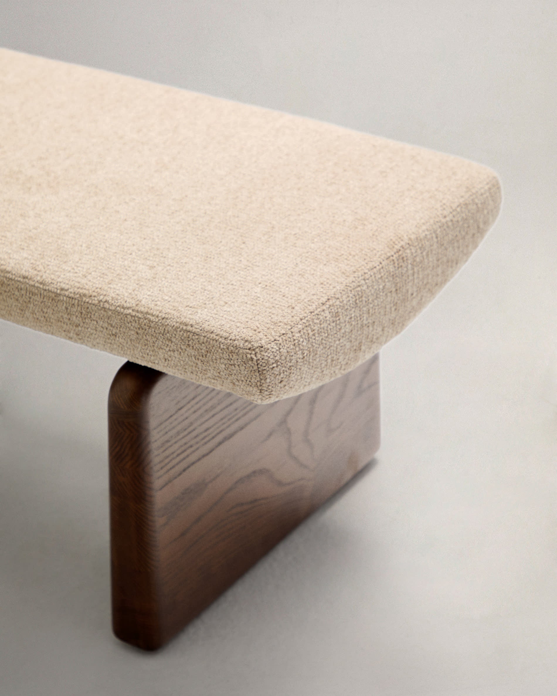 Elegante Polsterbank Topaz von Kave Home: 150 cm, luxuriöser beiger Chenillebezug, stabiles Eschenholz mit Walnuss-Finish, umweltfreundlich gefertigt.