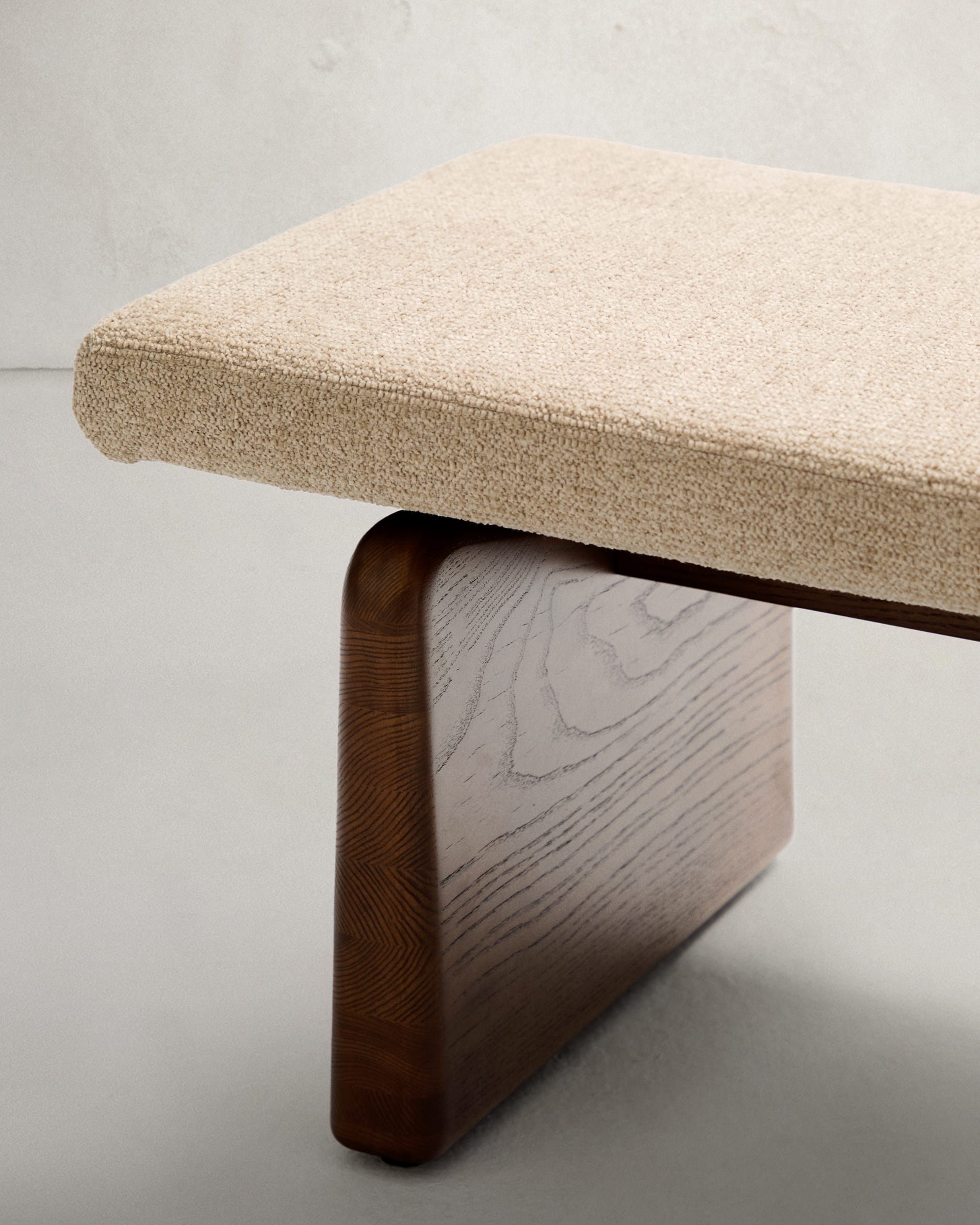 Stilvolle Polsterbank Topaz von Kave Home: 150 cm, weicher Chenillebezug in Beige, robustes Eschenholz mit edlem Walnuss-Finish, nachhaltig produziert.