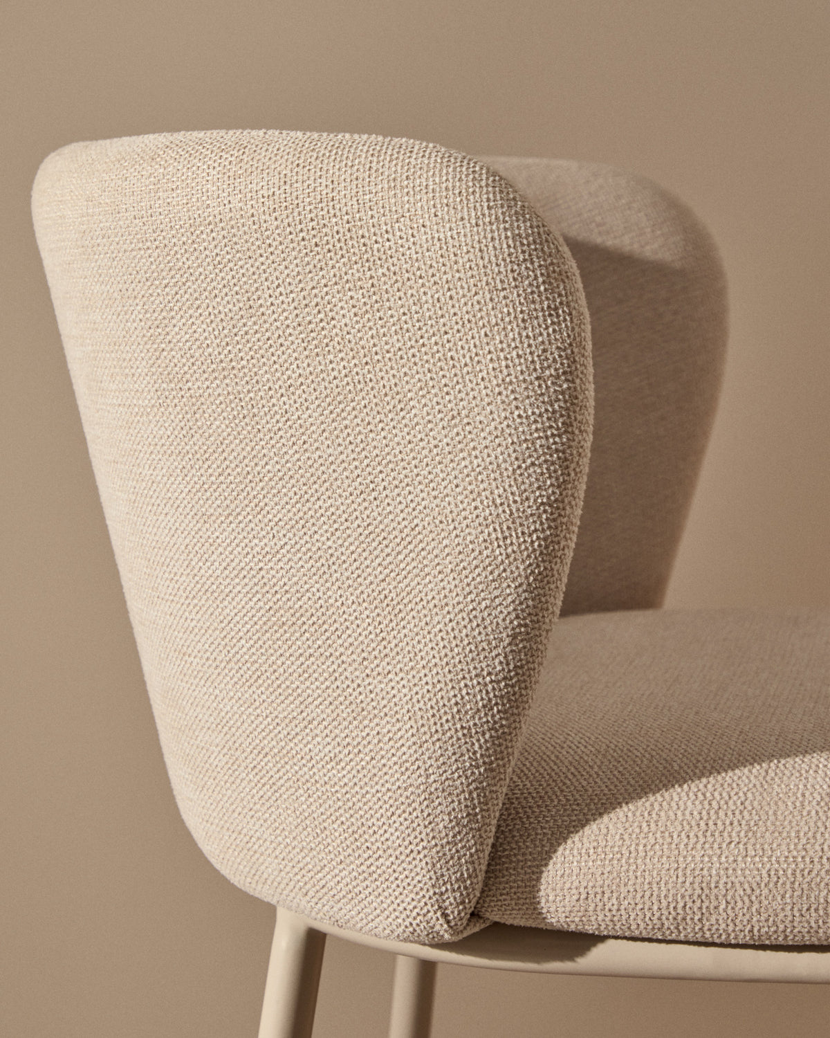 Hocker Ciselia aus beigefarbenem Chenille und beigefarbenem Stahl Höhe 65 cm FSC Mix Credit in Beige präsentiert im Onlineshop von KAQTU Design AG. Barstuhl ist von Kave Home