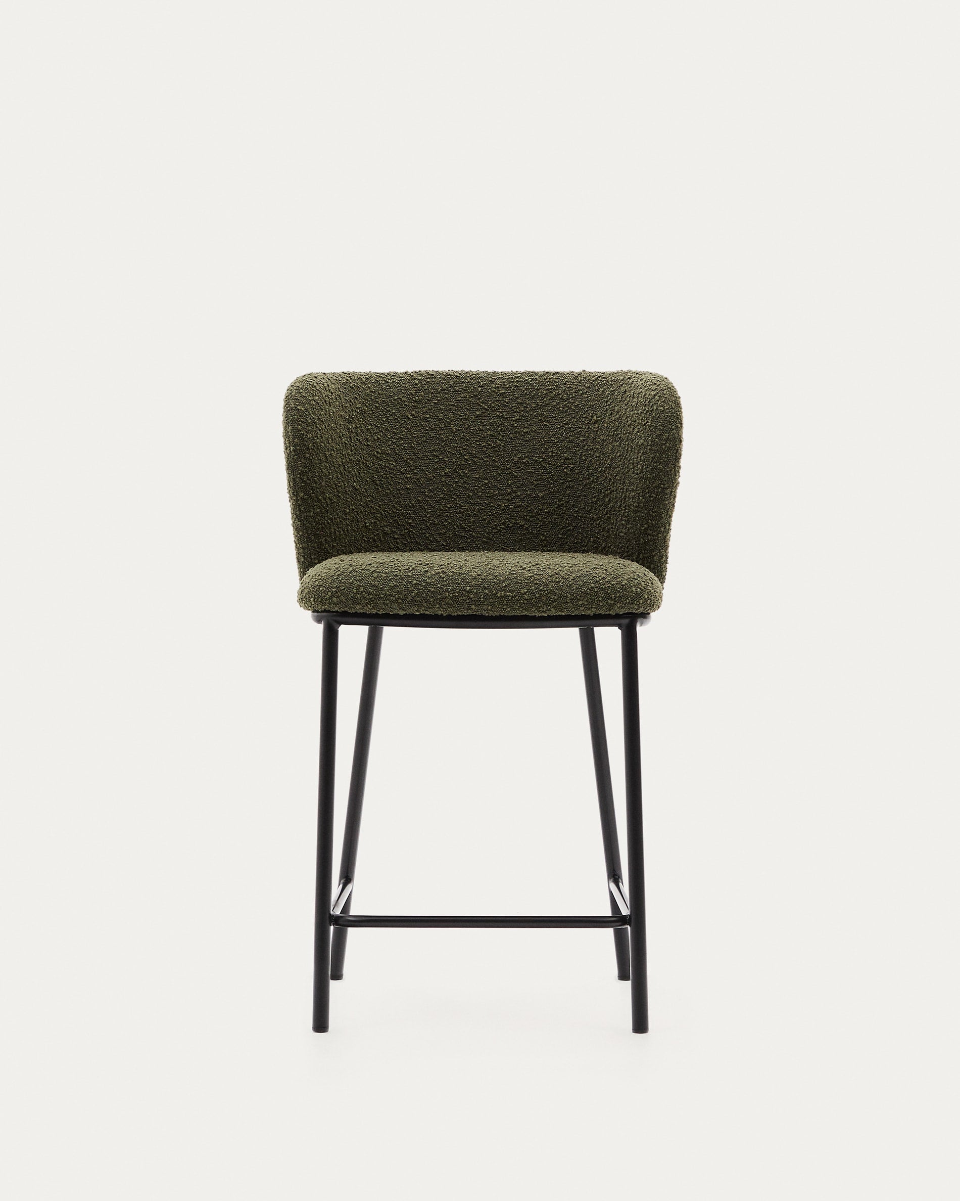 Eleganter Hocker Ciselia mit grünem Schaffellbezug, schwarzem Stahlgestell, 65 cm Höhe, FSC-zertifiziert, von Kave Home.