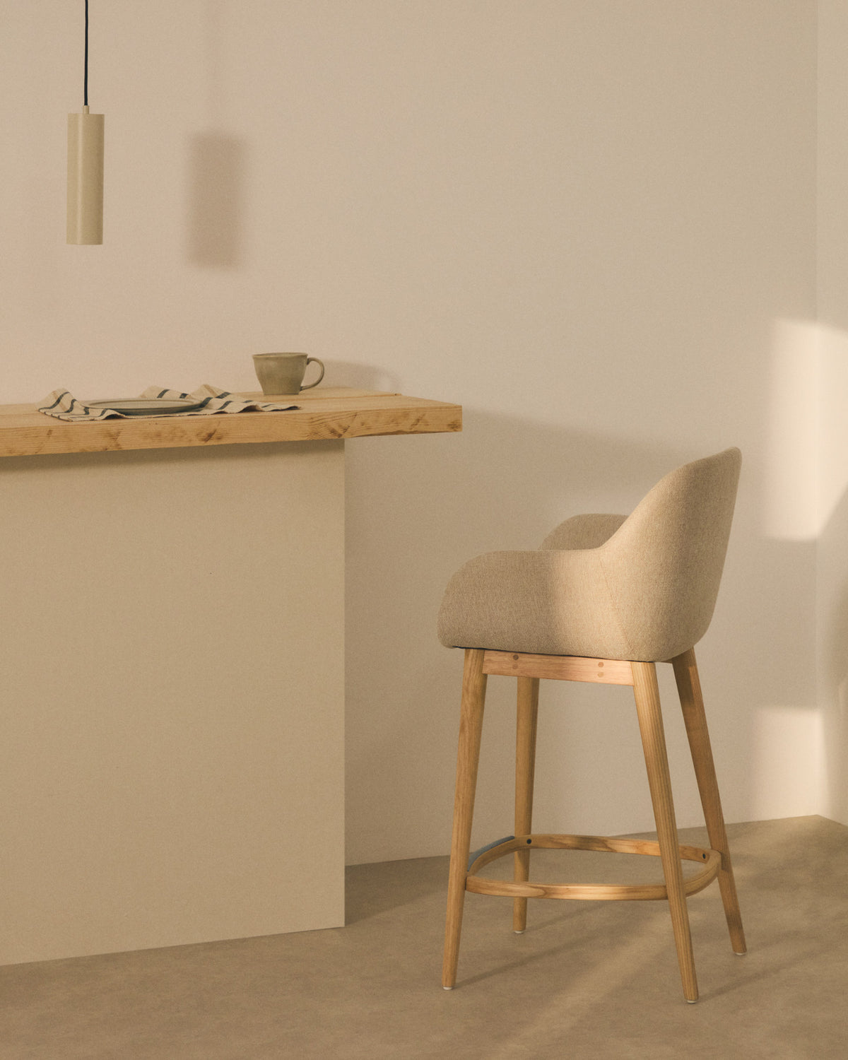 Beigefarbener Hocker Konna mit Beinen aus massivem Eschenholz, helles Finish 65 cm in Beige präsentiert im Onlineshop von KAQTU Design AG. Barstuhl ist von Kave Home