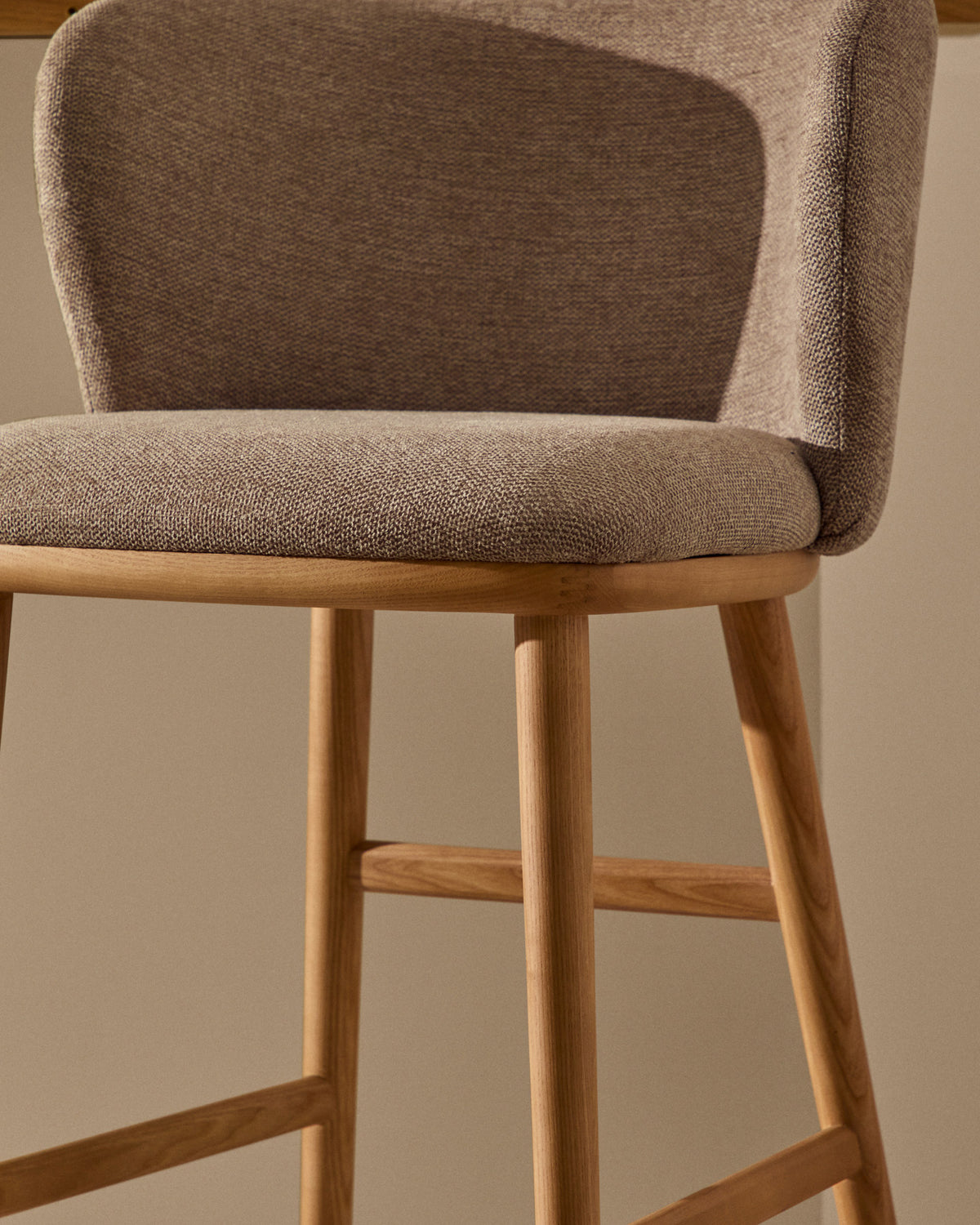 Hocker Ciselia braune Chenille und massive Esche mit natürlichem Finish FSC Mix Credit 75 cm in Braun präsentiert im Onlineshop von KAQTU Design AG. Barstuhl ist von Kave Home