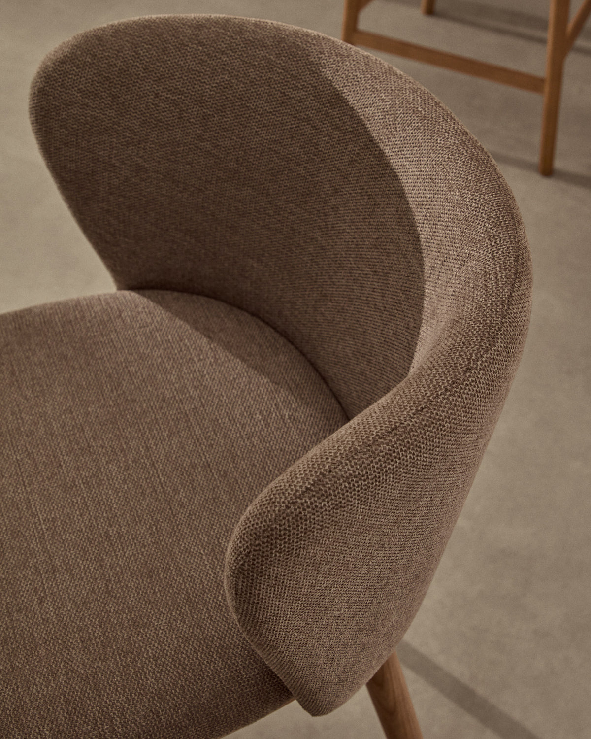 Hocker Ciselia braune Chenille und massive Esche mit natürlichem Finish FSC Mix Credit 75 cm in Braun präsentiert im Onlineshop von KAQTU Design AG. Barstuhl ist von Kave Home