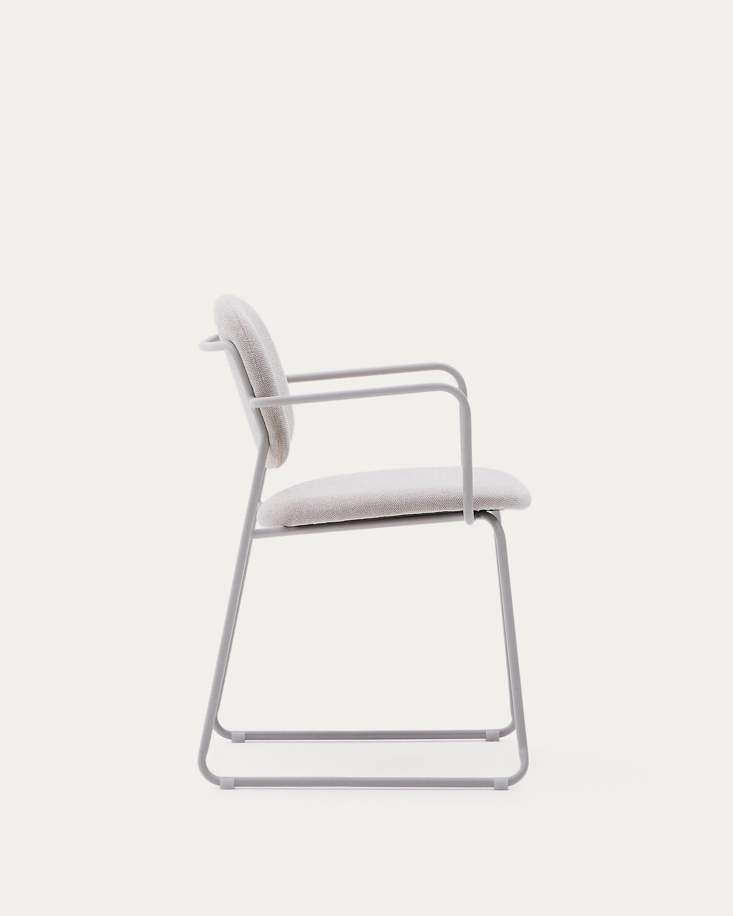 Erleben Sie den Stuhl Meli von Kave Home: Elegante Chenille-Polsterung, robuste Metallbeine und umweltfreundliche Materialien für zeitlosen Komfort.