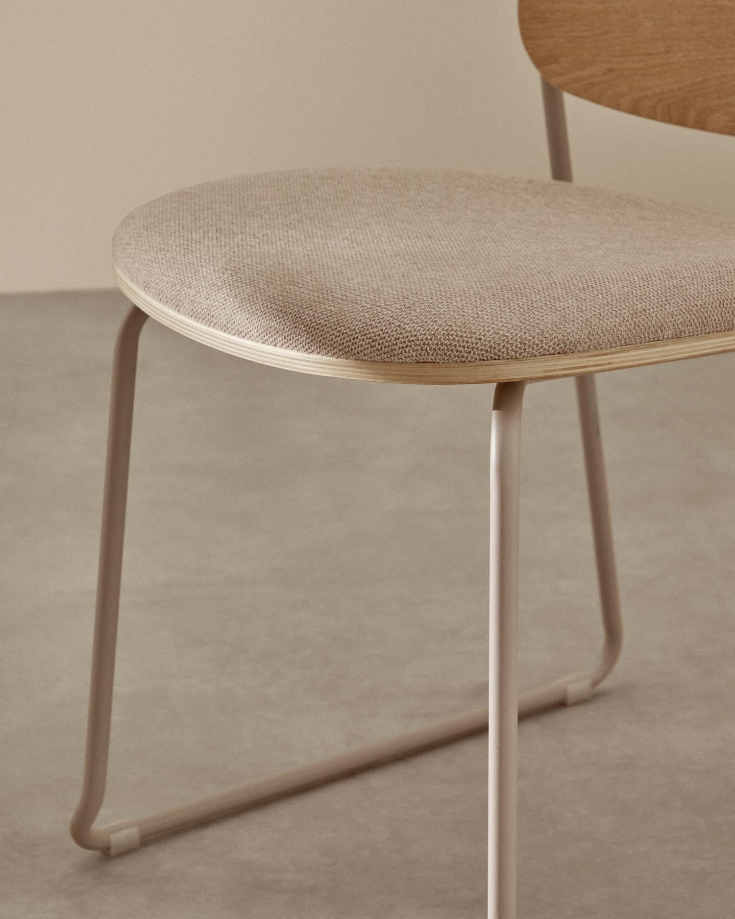 Erleben Sie den stapelbaren Stuhl Meli von Kave Home – ein stilvolles Möbelstück aus Pappelschichtholz mit beiger Chenille-Oberfläche und eleganten Metallbeinen.