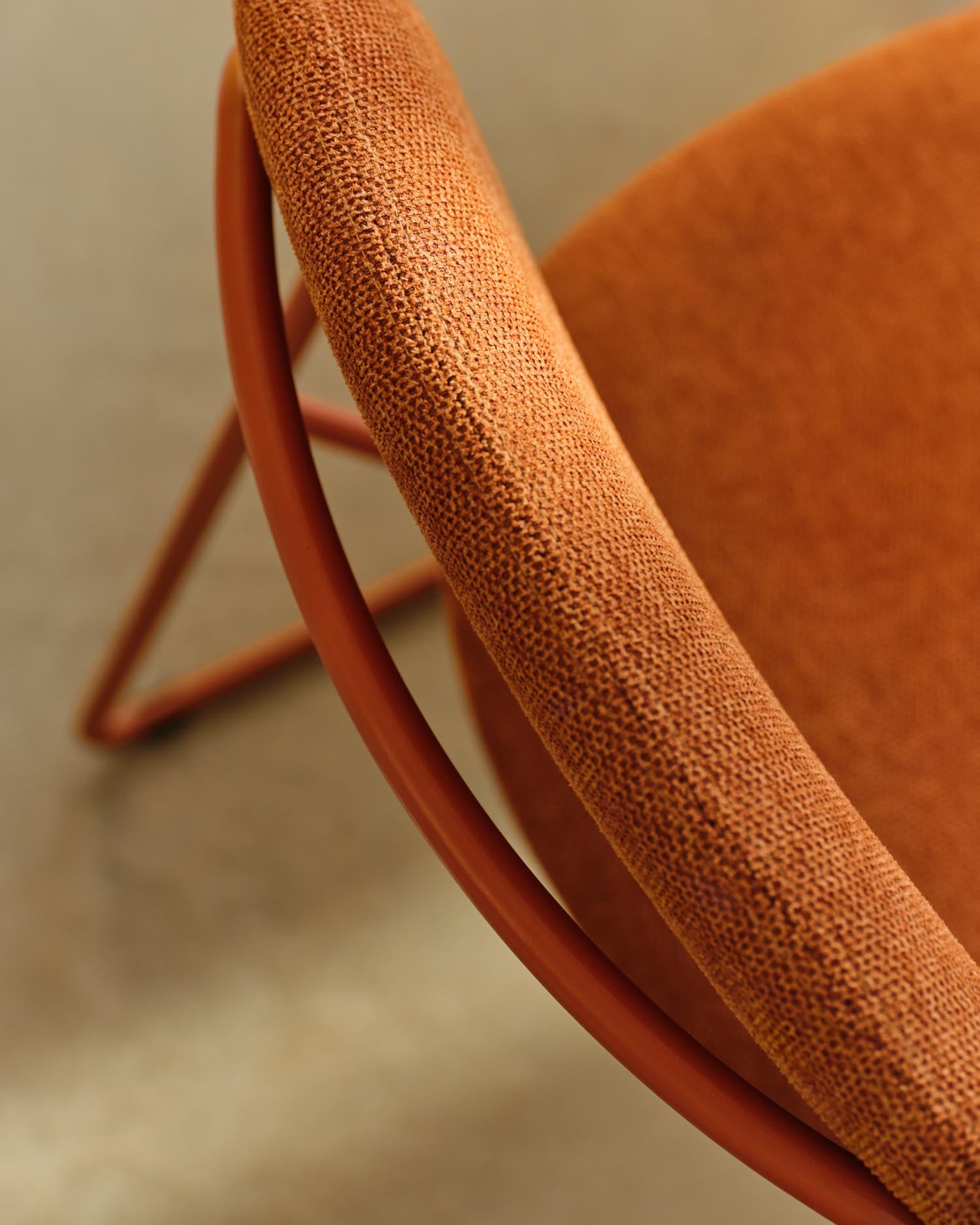 Stapelbarer Stuhl Meli von Kave Home: Elegante terrakottafarbene Chenille und robuste Metallbeine bieten Komfort und Nachhaltigkeit für jeden Raum.