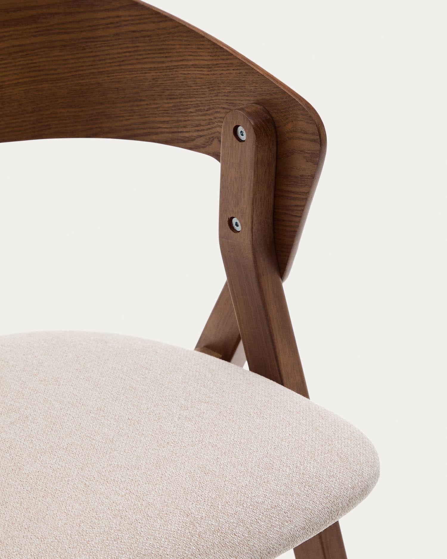 Der stilvolle Stuhl Godia vereint hochwertiges Eschefurnier und Kautschukholz mit einem edlen Wengé-Finish und beiger Chenille für höchsten Komfort.