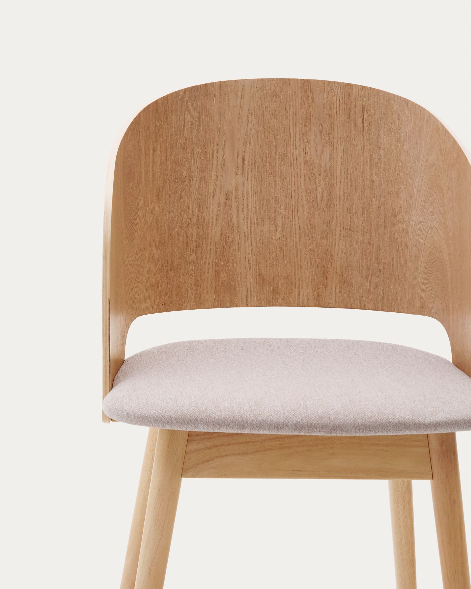 Entdecken Sie den eleganten Stuhl Senoa von Kave Home: aus robustem Eschefurnier und Kautschukholz, mit beigem Chenillebezug für höchsten Komfort.