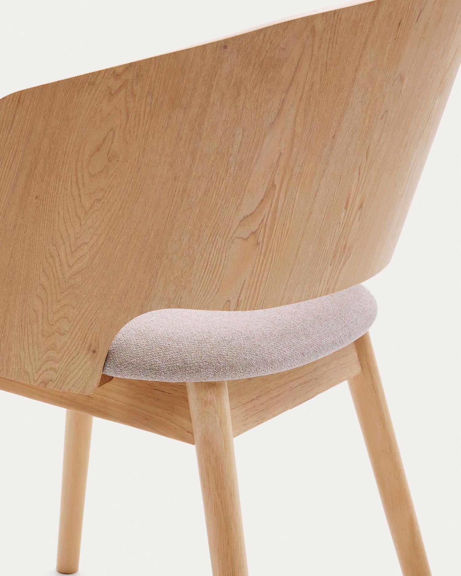 Entdecken Sie den Stuhl Senoa von Kave Home: ein elegantes Möbelstück aus robustem Eschefurnier und Kautschukholz, mit beiger Chenille für höchsten Komfort.