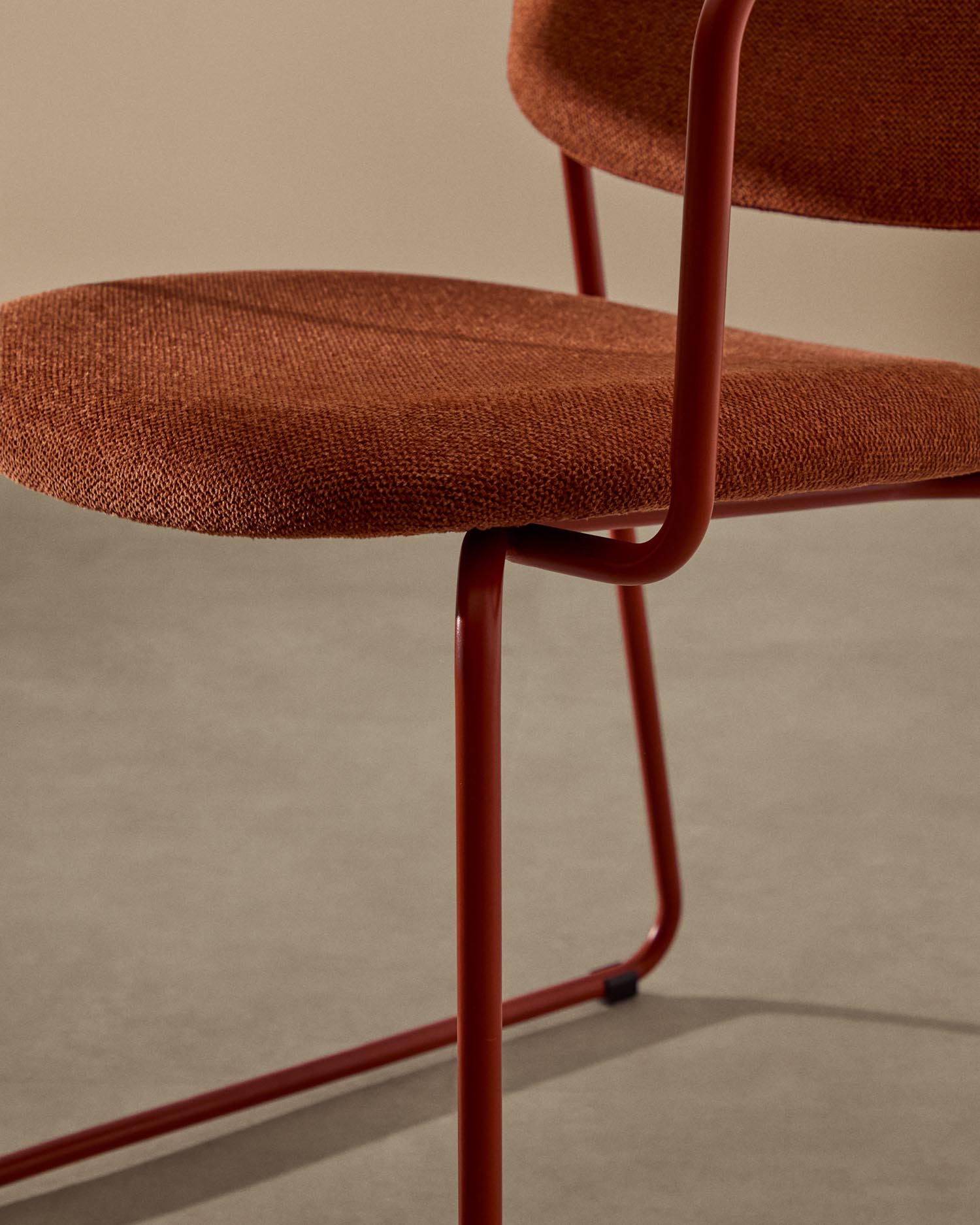 Erleben Sie den stilvollen Stuhl Meli von Kave Home, der mit terrakottafarbener Chenille und einem robusten Metallgestell überzeugt. Perfekt für Ihr Zuhause!