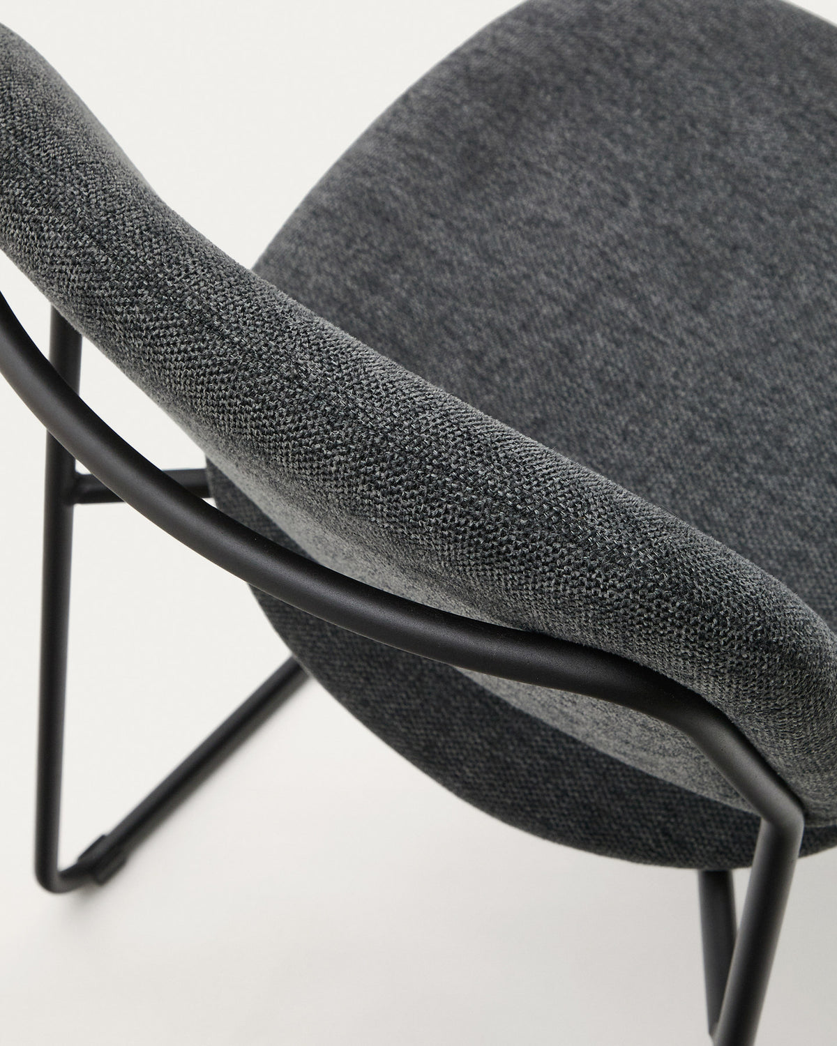 Stapelbarer Stuhl Meli mit grauer Chenille und grauen Metallbeinen FSC Mix Credit in Dunkelgrau präsentiert im Onlineshop von KAQTU Design AG. Stuhl ist von Kave Home