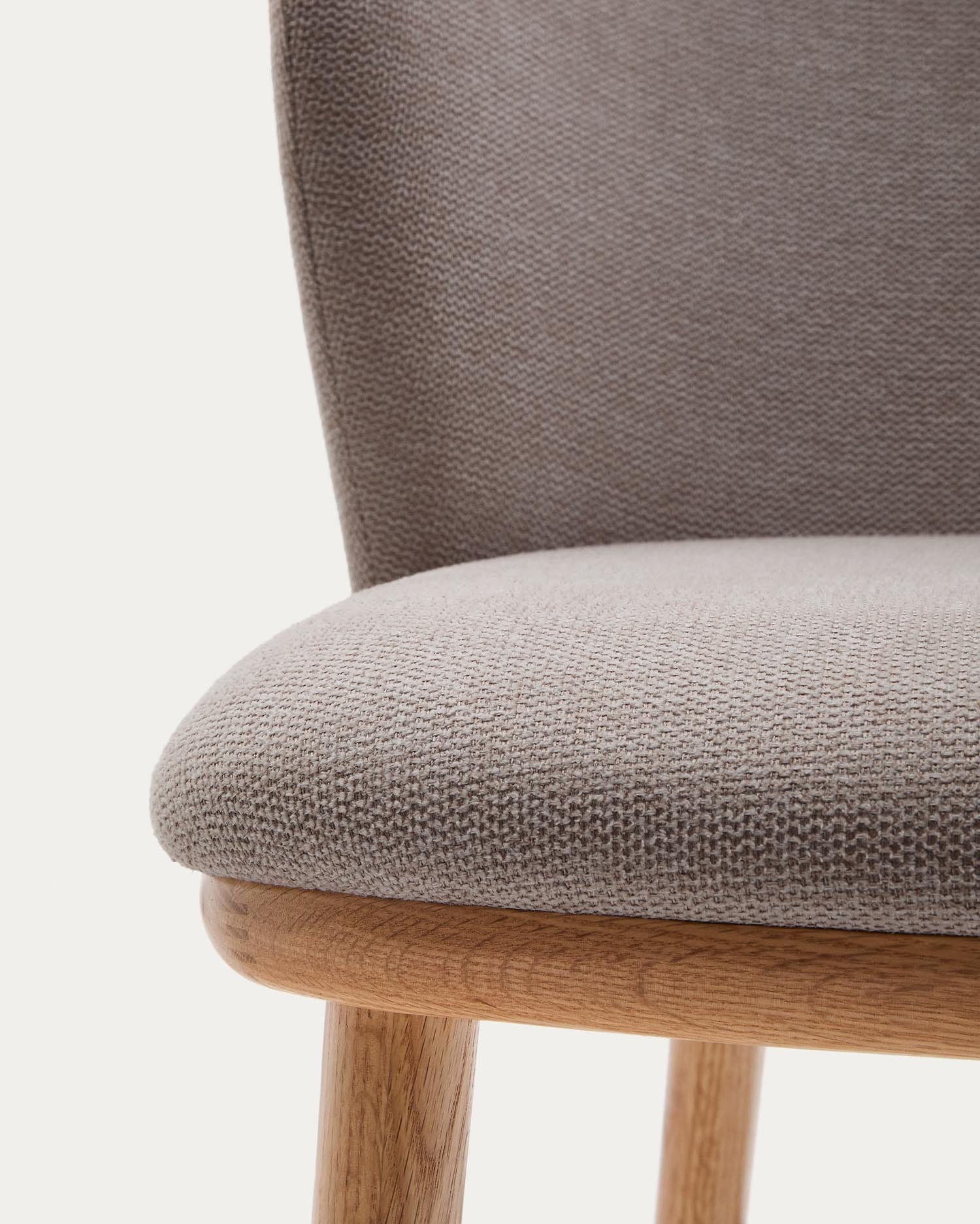 Hocker Ciselia: Eleganter Hocker mit braunem Chenille-Bezug und massiven Eschenbeinen. Perfekt für Bar und Esszimmer, stilvoll und langlebig.