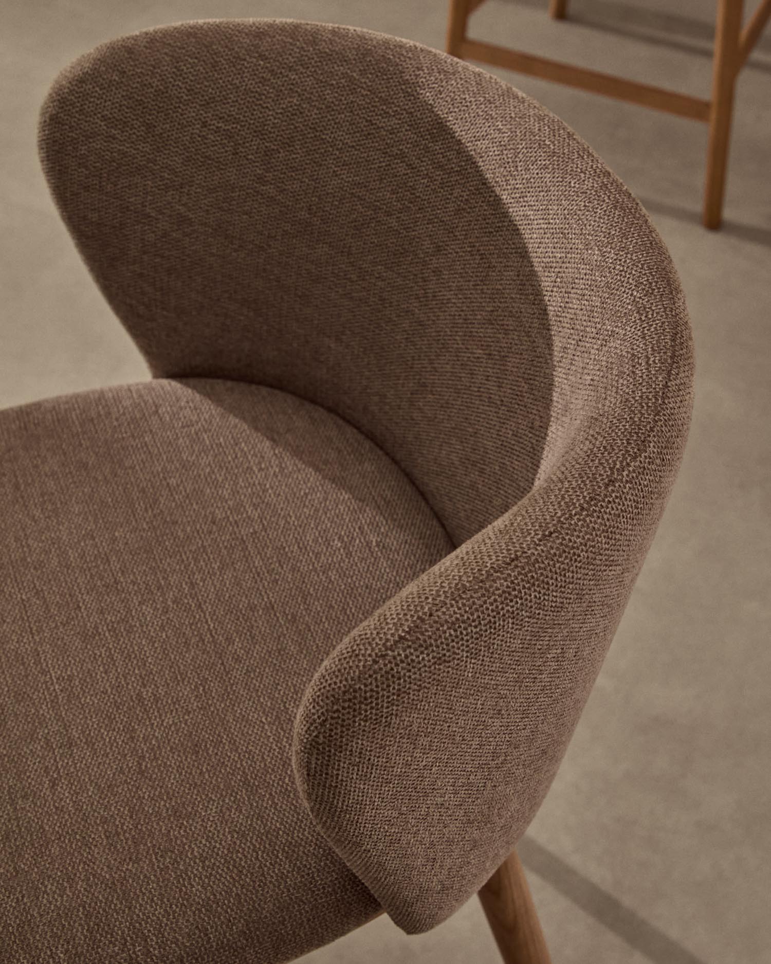 Eleganter Hocker Ciselia, 65 cm, braune Chenille, massives Eschenholz mit natürlichem Finish, FSC-zertifiziert, modern und umweltfreundlich.