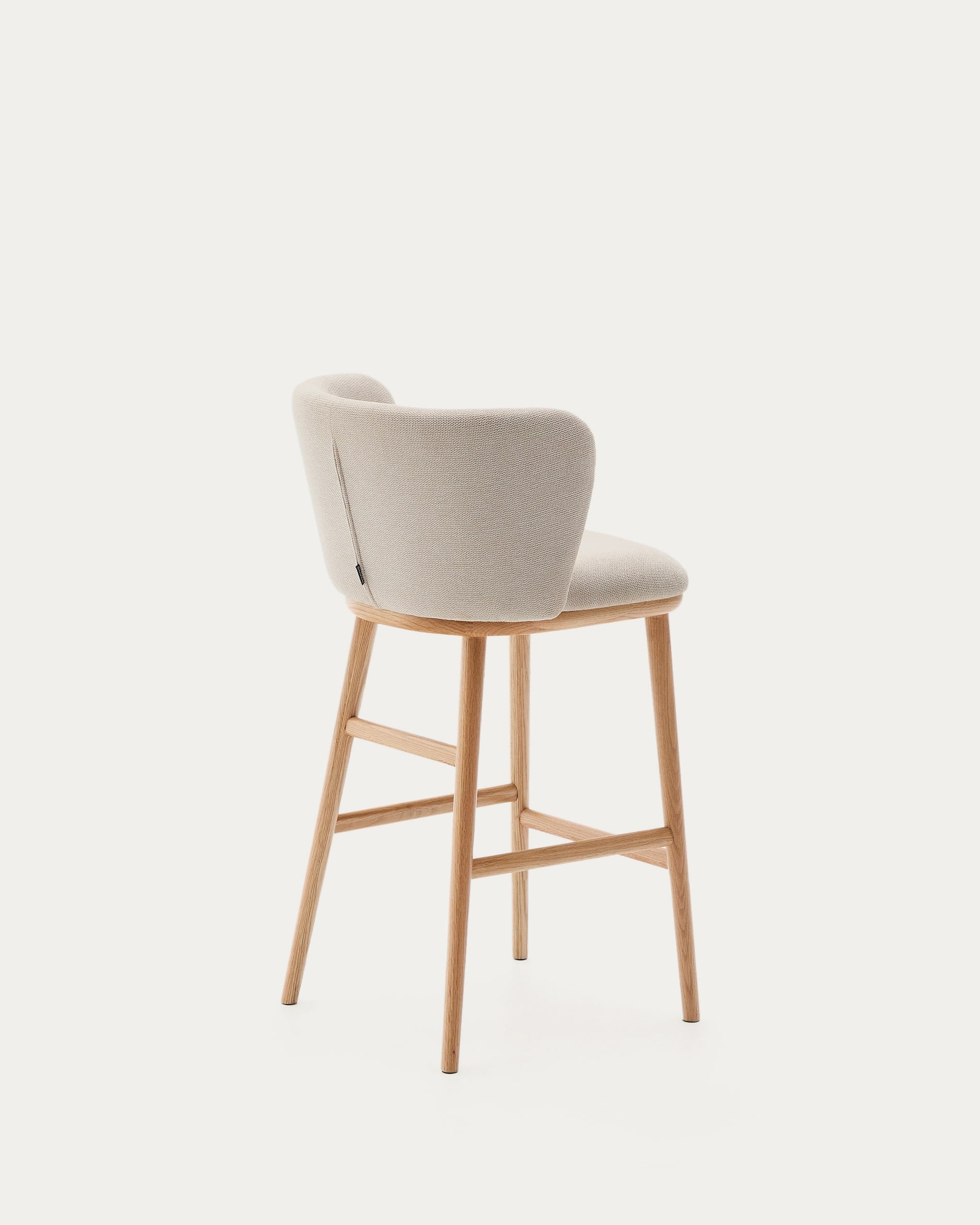 Eleganter Hocker mit beigem Chenille-Stoff, robustem Eschenholzrahmen in natürlichem Look, FSC-zertifiziert, Höhe 65 cm.