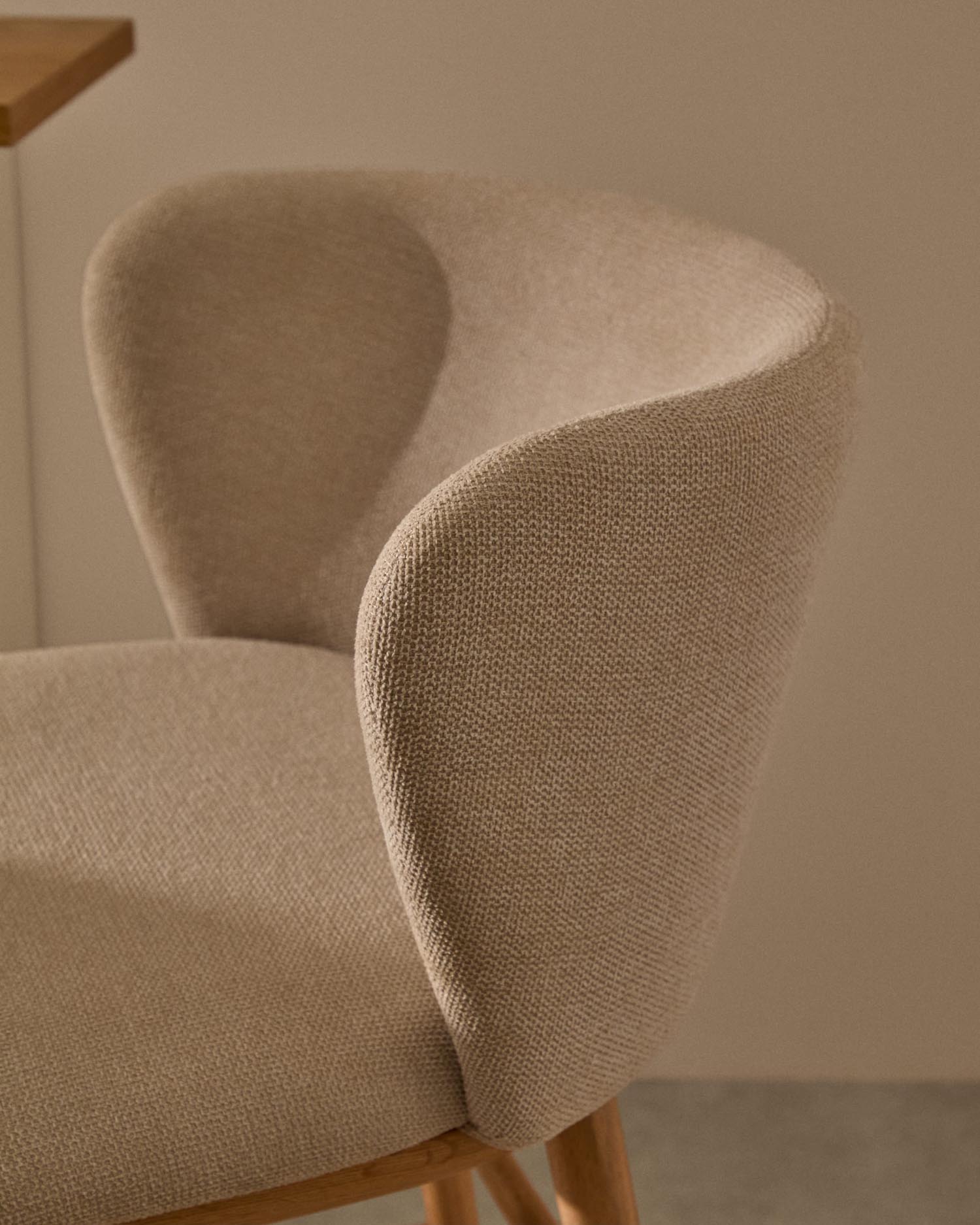 Moderner Hocker mit beigem Chenille-Bezug, stabilem Eschenholzgestell in natürlichem Finish, FSC-zertifiziert, Höhe 65 cm.